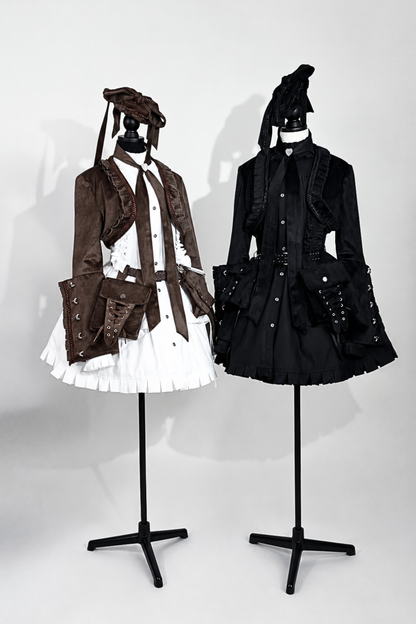 [Reservierungsschluss 6. November] Kurze Jacke im braunen Steampunk- und schwarzen Gothic-Mode-Stil aus Samt mit Rüschenbesatz, Herzmotiv und Manschettendekor