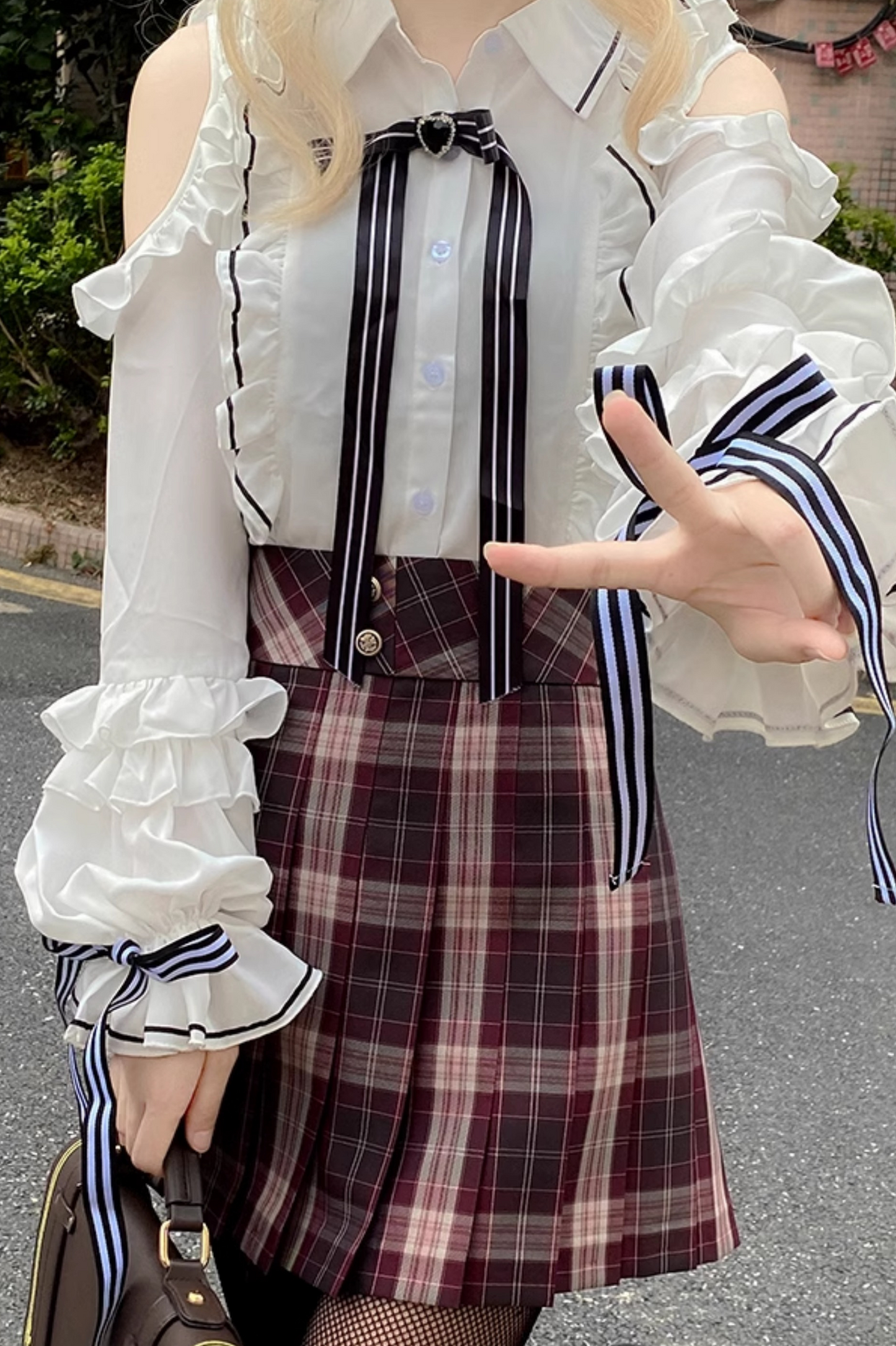 フリルオフショルダーシャツ+チェックスカート+リボン