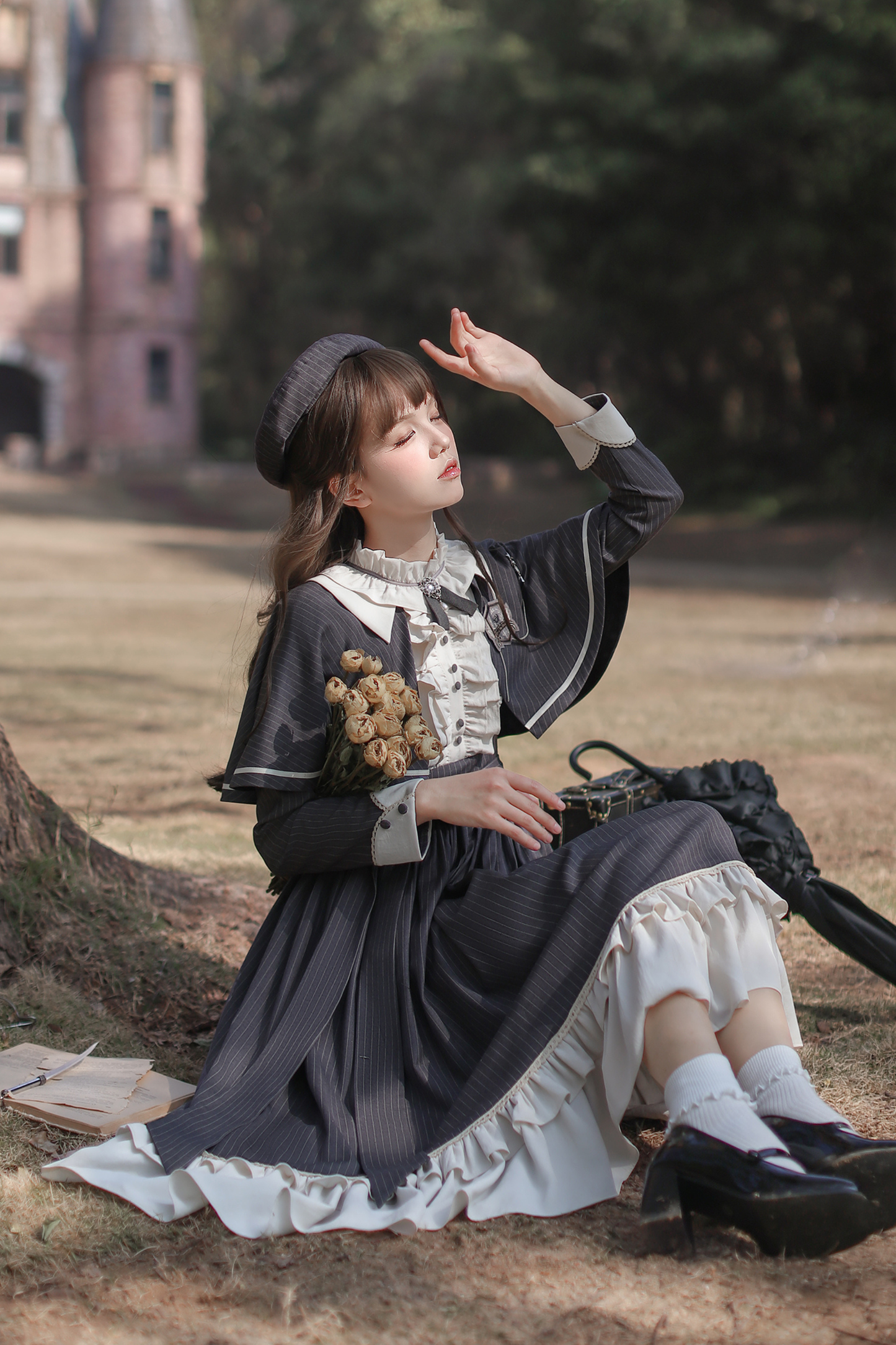 エレガントクラドレス+ケープ+蝶ネクタイ+ベレー帽+バッジ