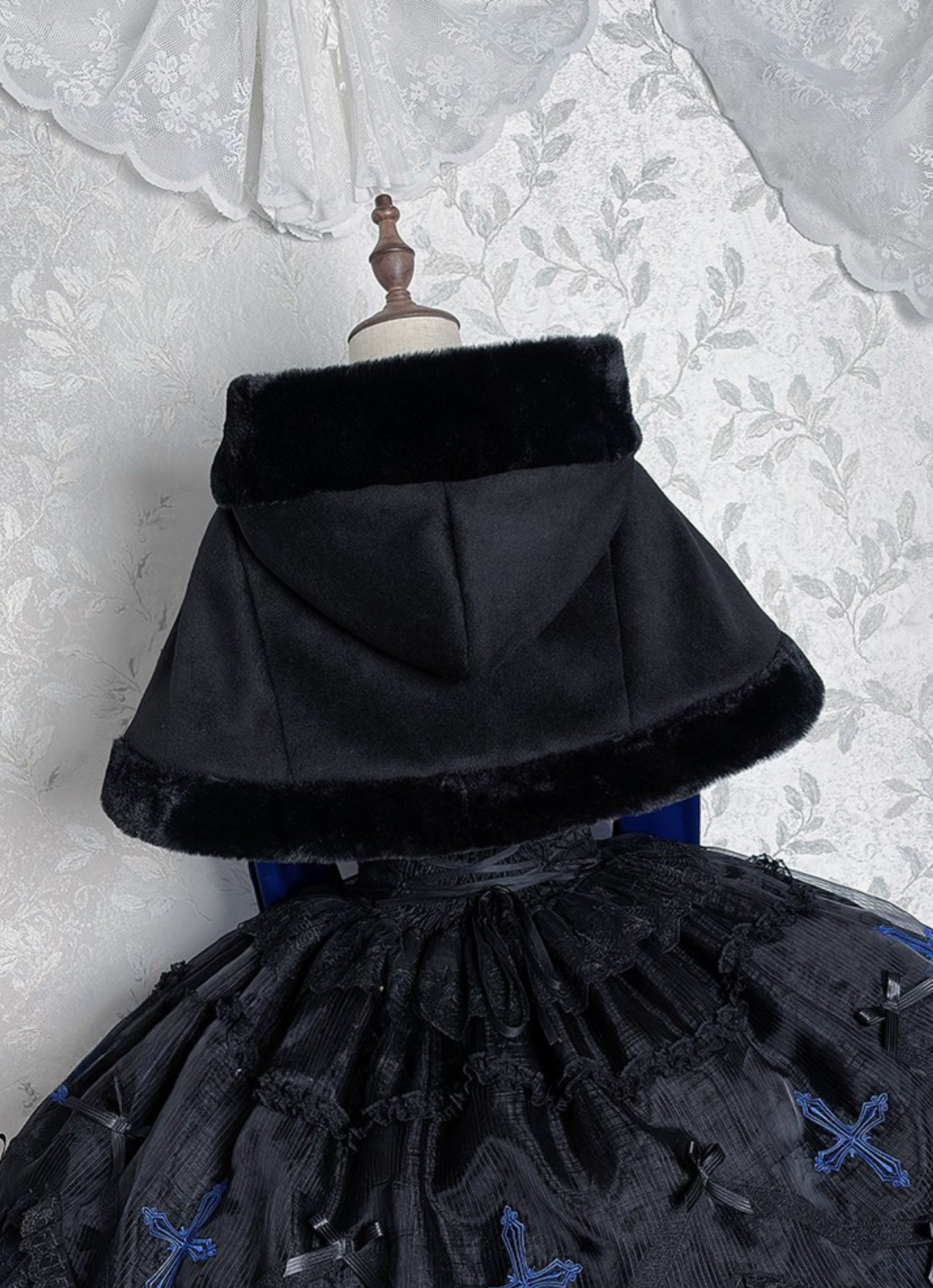 【12月8日予約締切】Black Mist Banquet ゴシックフーディーファーケープコート＋クロスチェーンブローチ