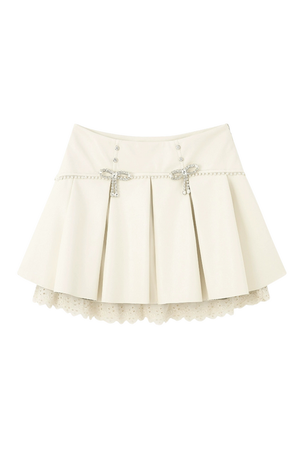Falda corta de cuero con lazo de diamante