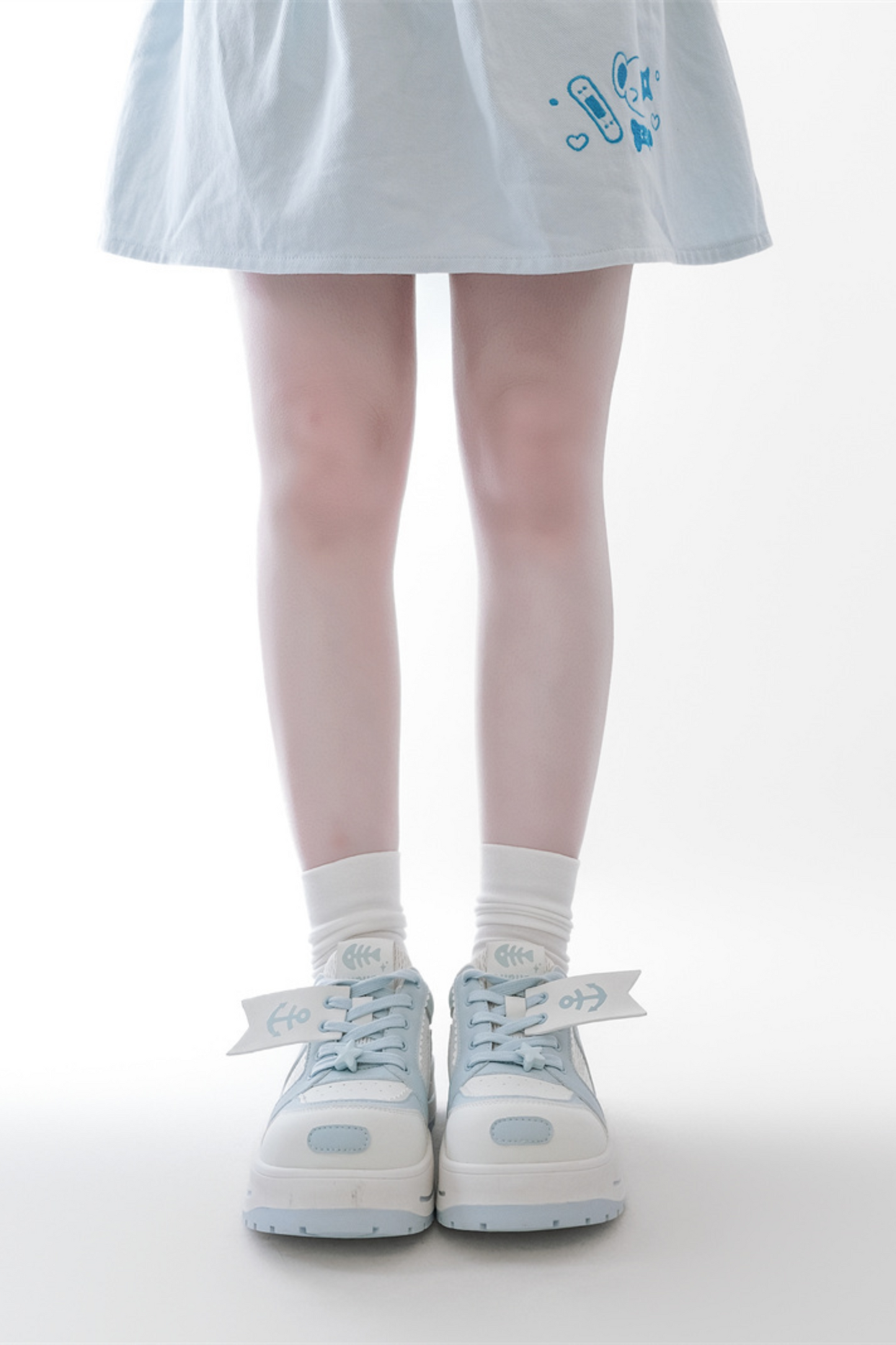 タグデザイン厚底シューズ