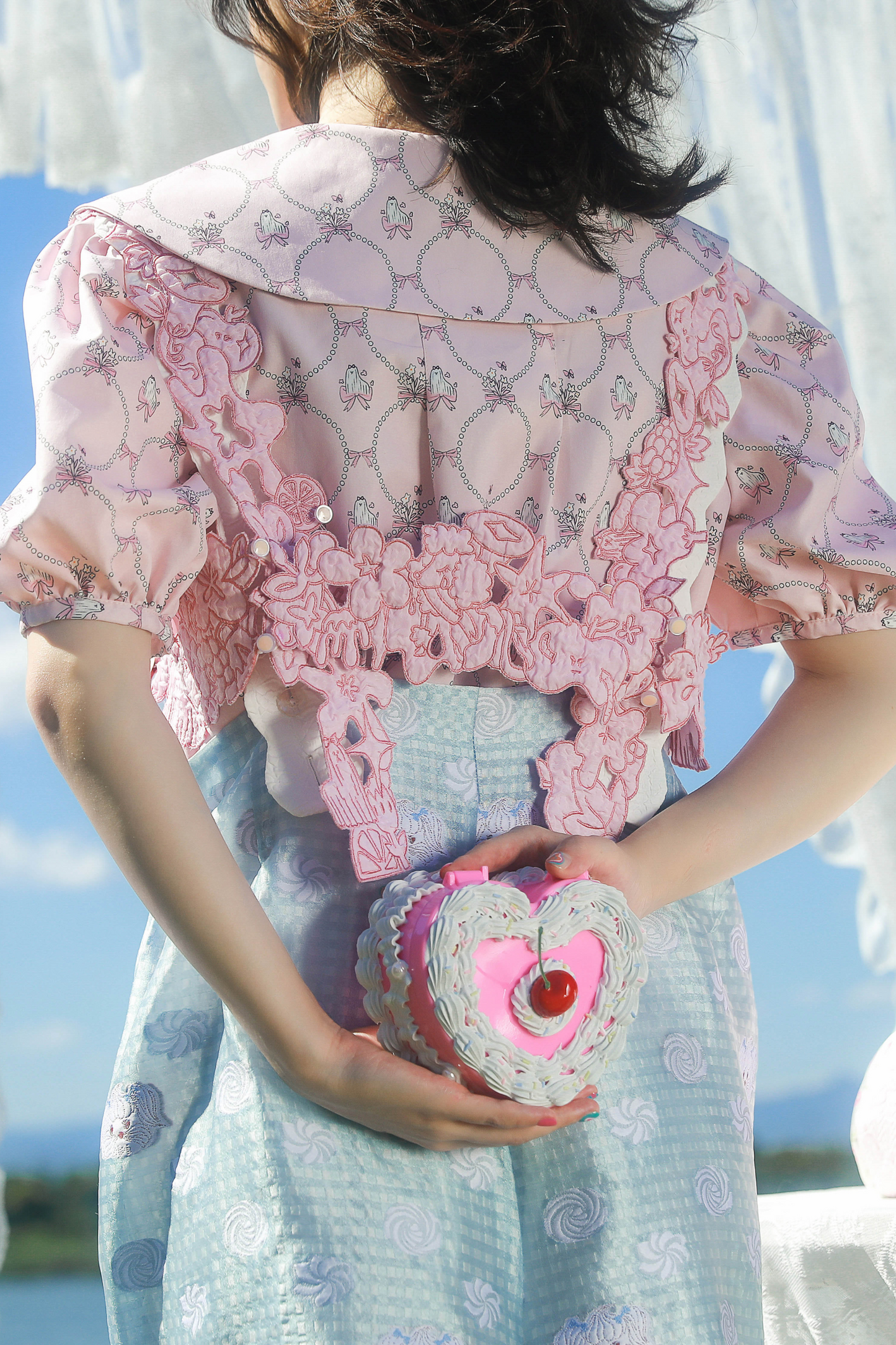 Chaleco vaquero vintage con accesorios en la cintura