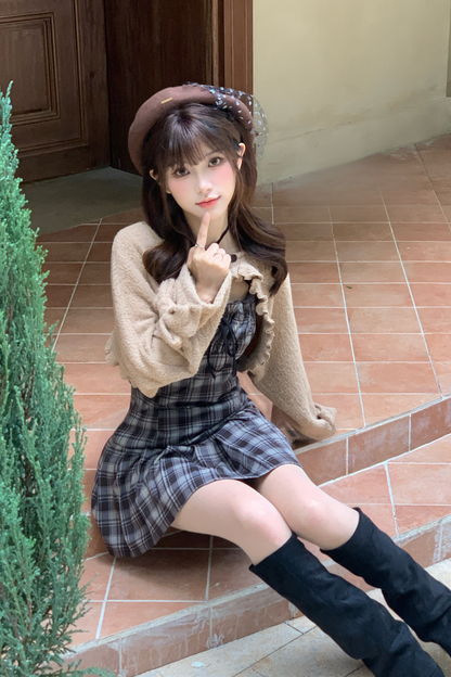 Schlankes Karokleid + Strickjacke