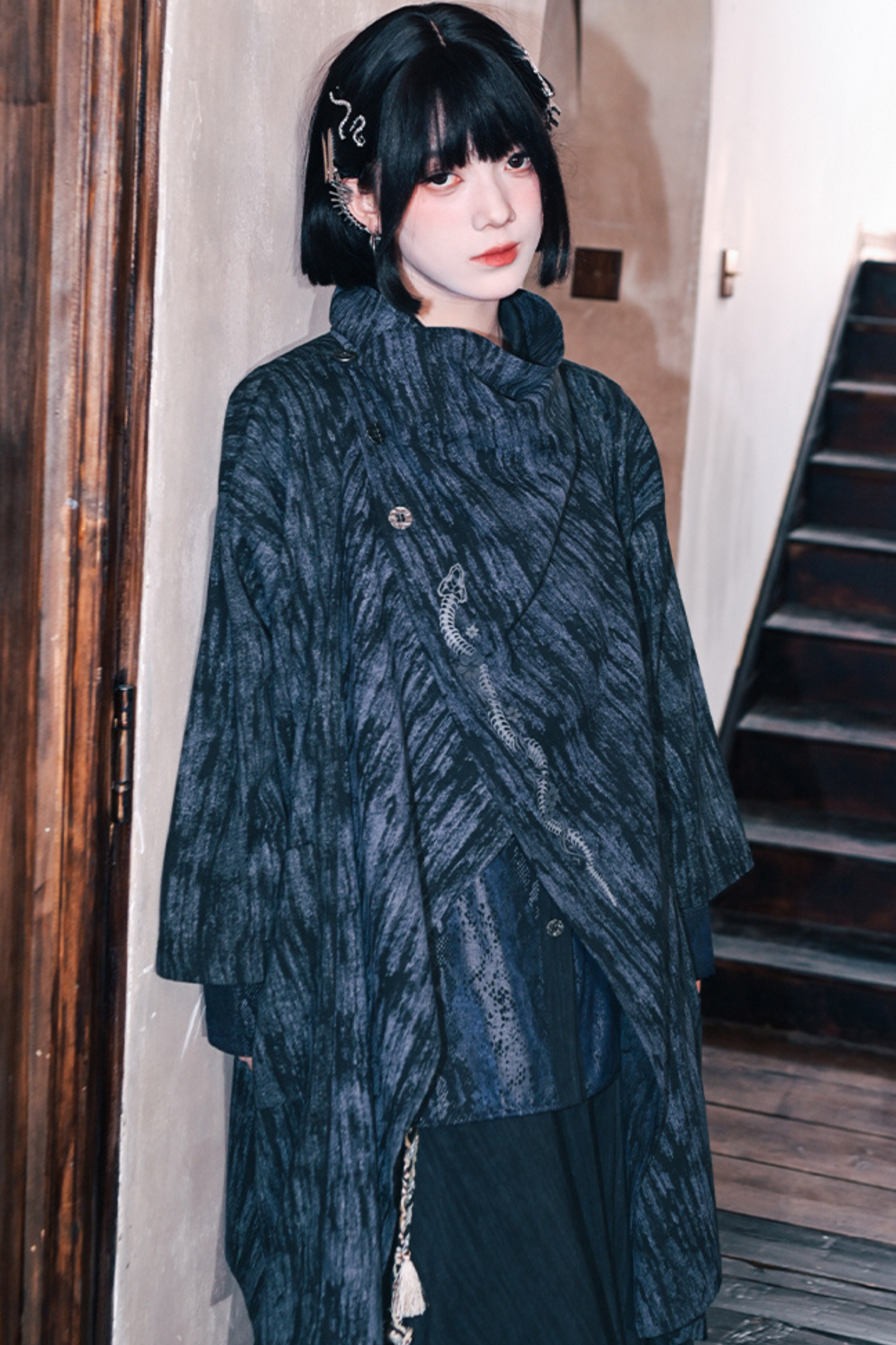 スケールシックケープトップス