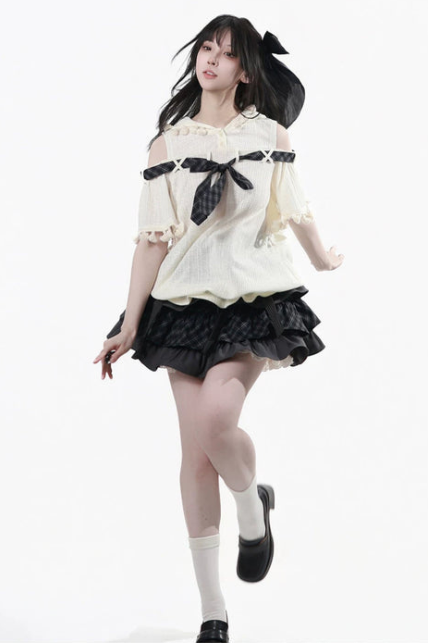 Schulterfreies Kapuzenoberteil + Rüschenoberteil + Stufenrock + Unterhemd