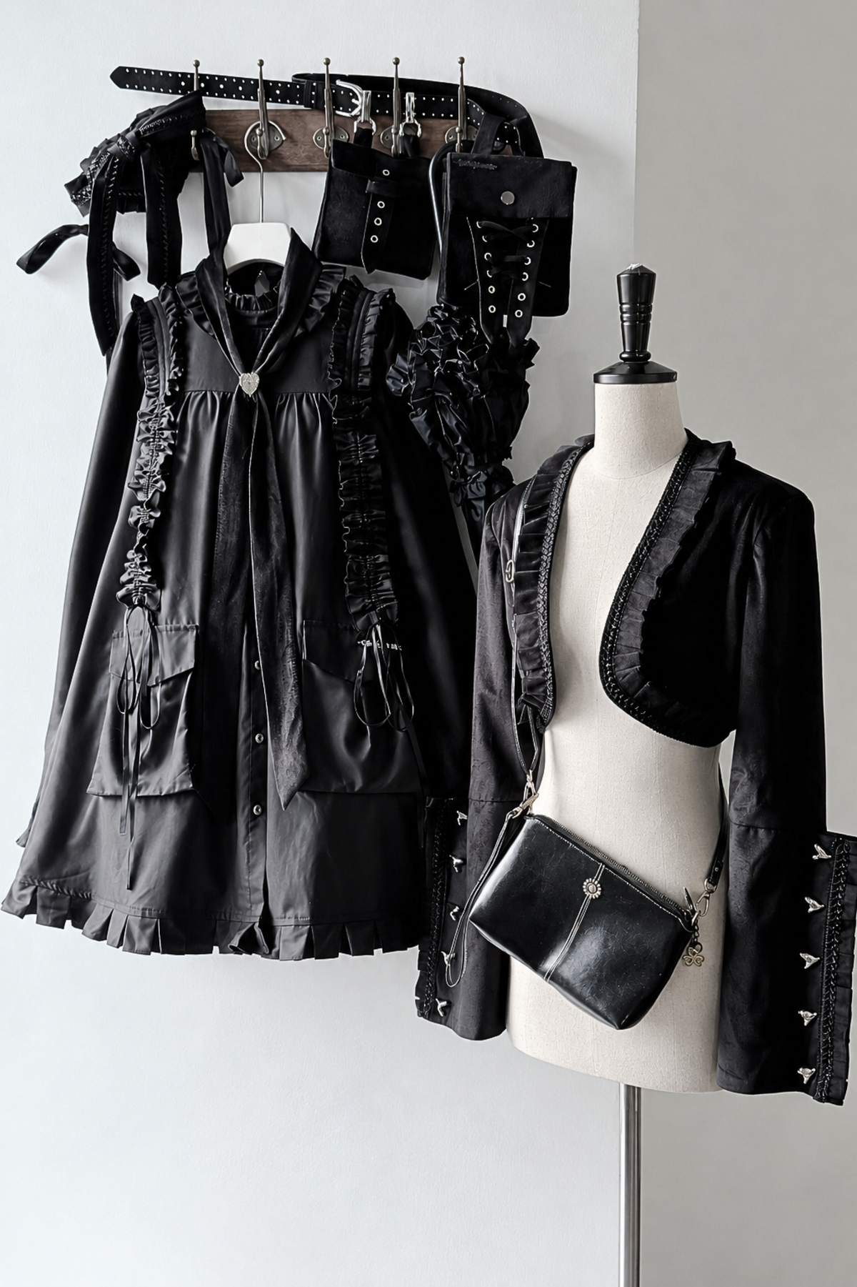[Reservierungsschluss 6. November] Kurze Jacke im braunen Steampunk- und schwarzen Gothic-Mode-Stil aus Samt mit Rüschenbesatz, Herzmotiv und Manschettendekor
