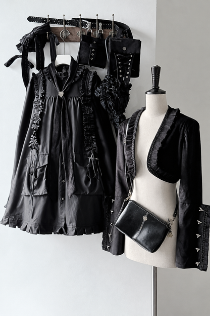 [Reservierungsschluss 6. November] Kurze Jacke im braunen Steampunk- und schwarzen Gothic-Mode-Stil aus Samt mit Rüschenbesatz, Herzmotiv und Manschettendekor