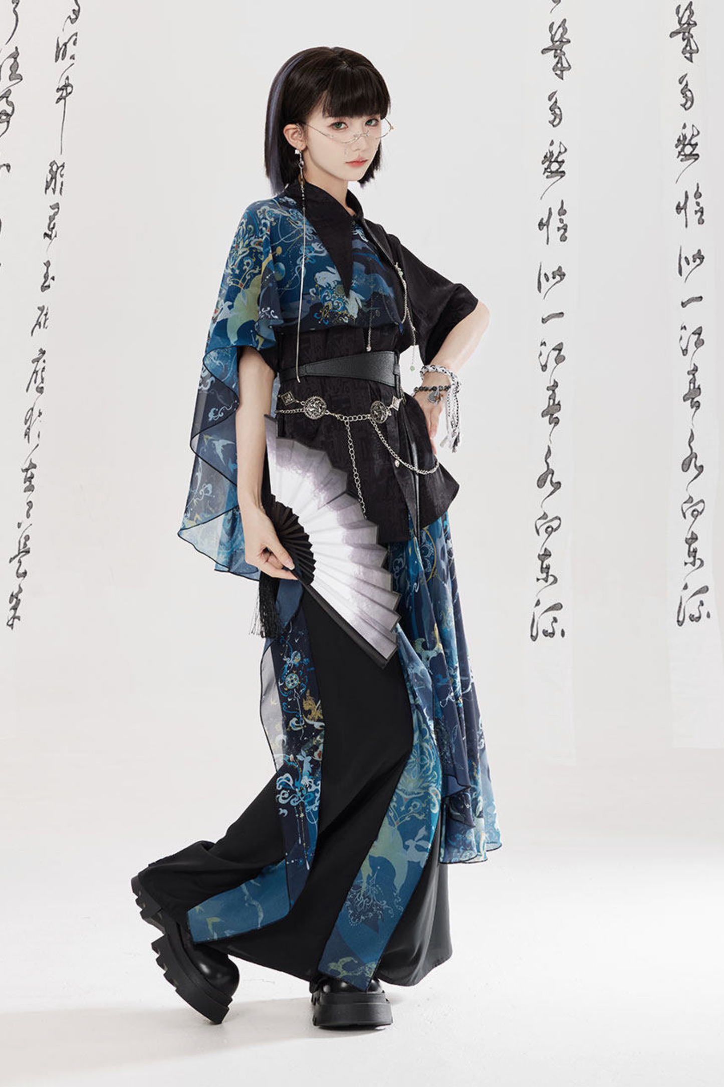 ダークチャイナシャツ+ワイドレッグパンツ+チェーン+ベルト