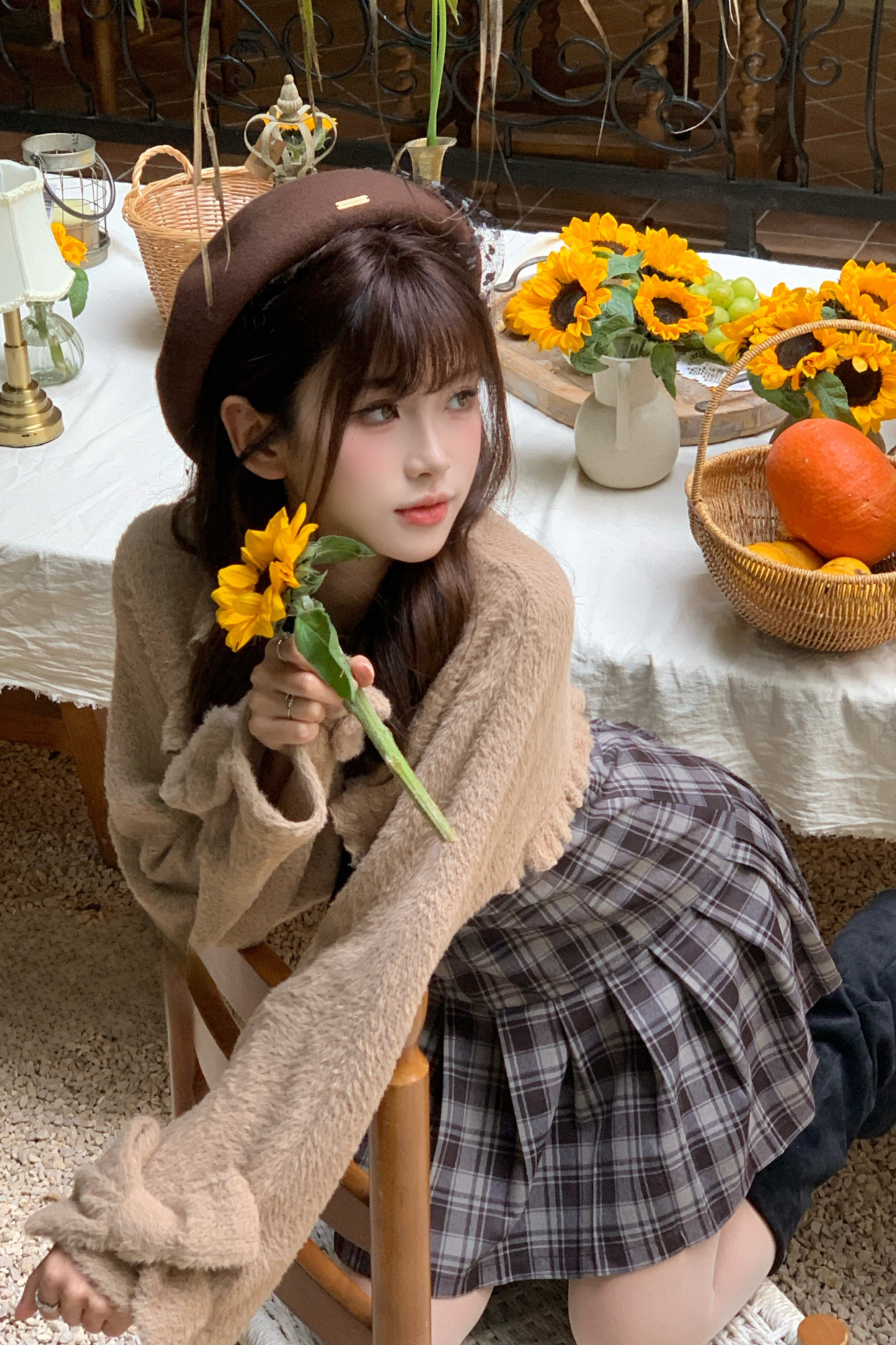 Schlankes Karokleid + Strickjacke