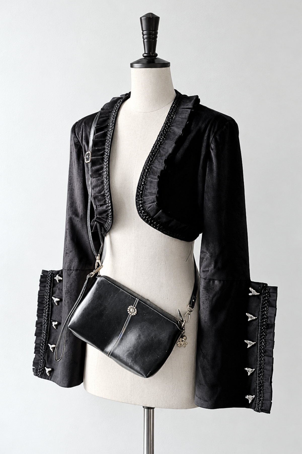 [Reservierungsschluss 6. November] Kurze Jacke im braunen Steampunk- und schwarzen Gothic-Mode-Stil aus Samt mit Rüschenbesatz, Herzmotiv und Manschettendekor