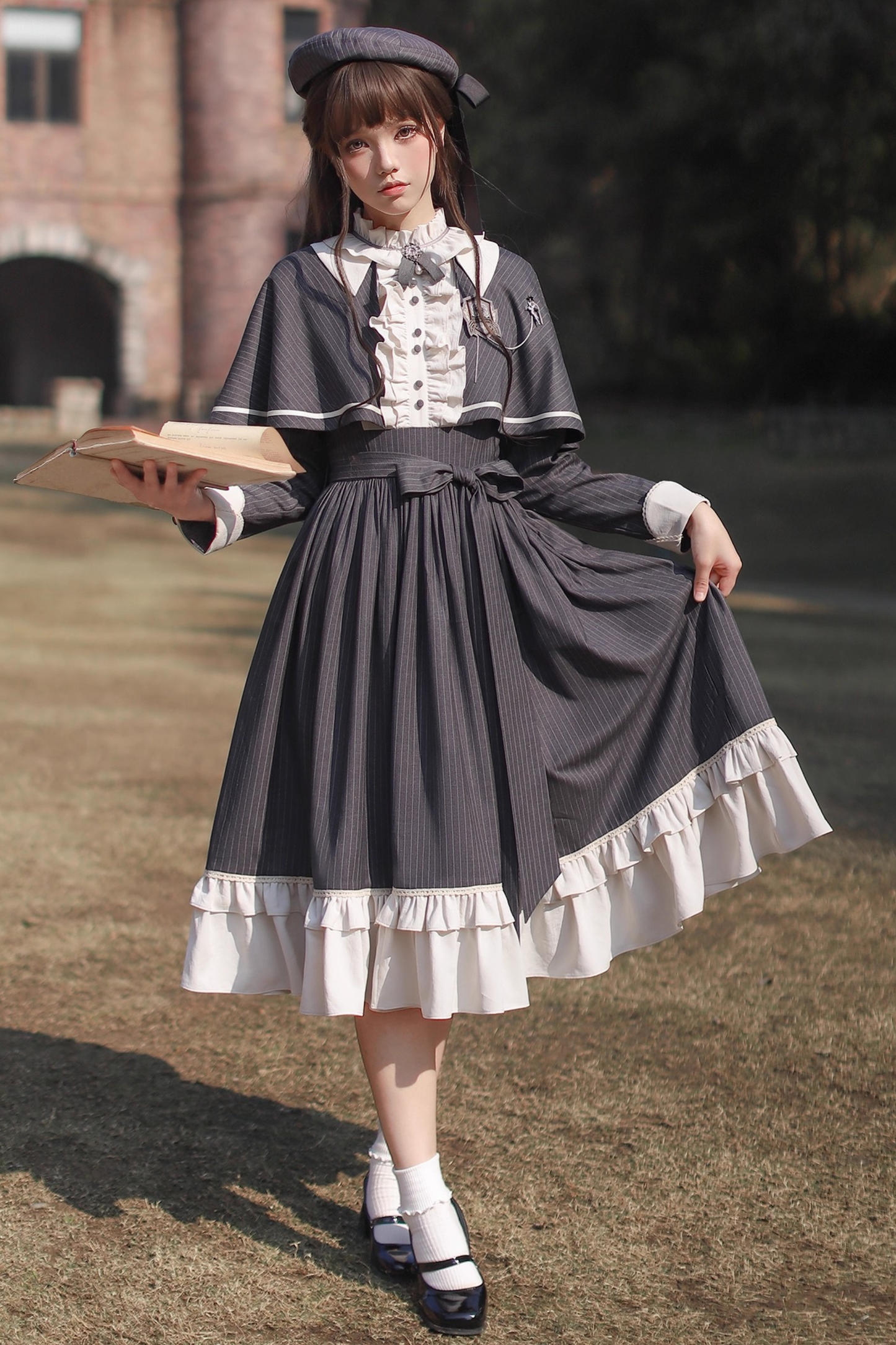 エレガントクラドレス+ケープ+蝶ネクタイ+ベレー帽+バッジ