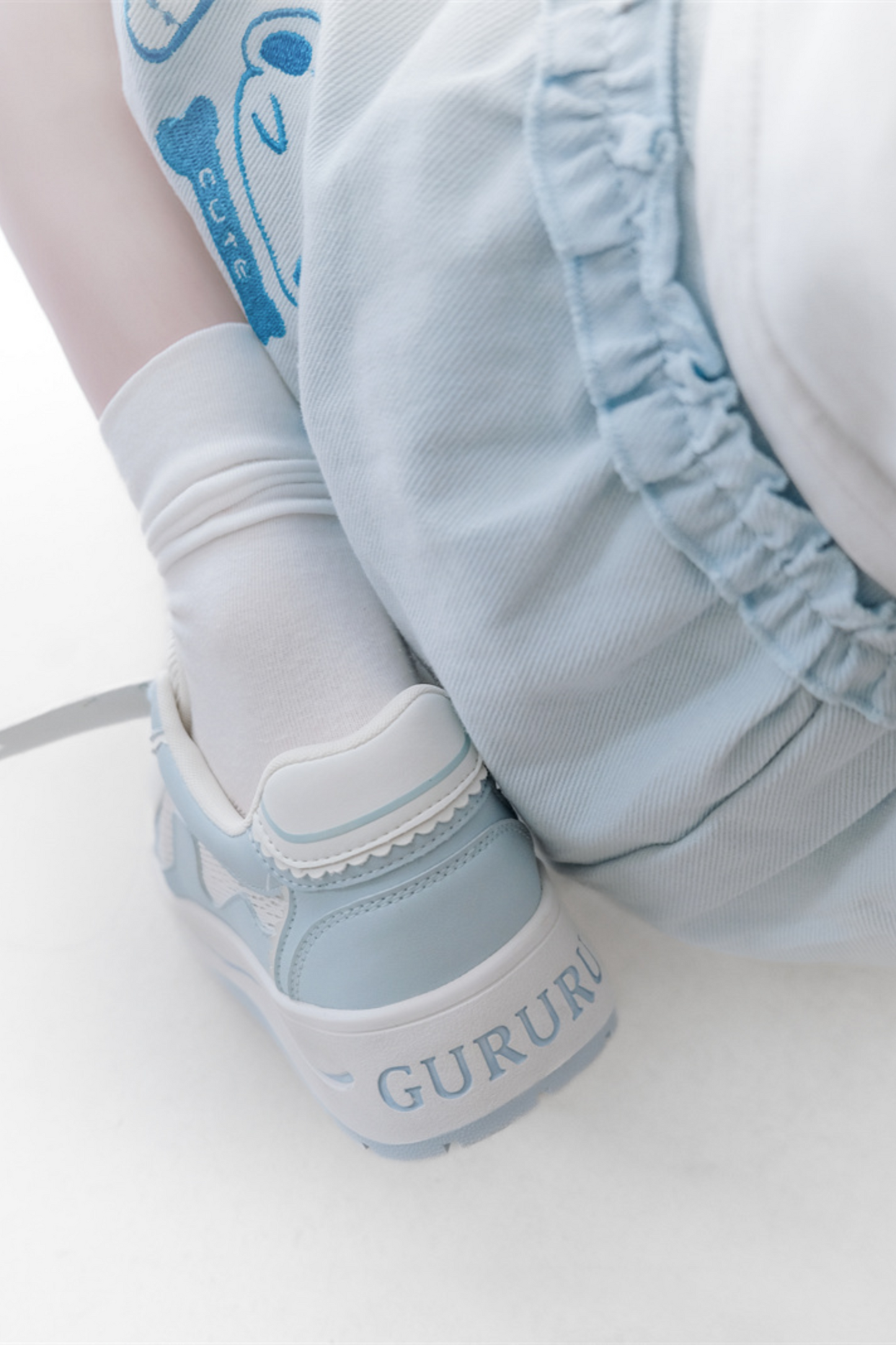 タグデザイン厚底シューズ