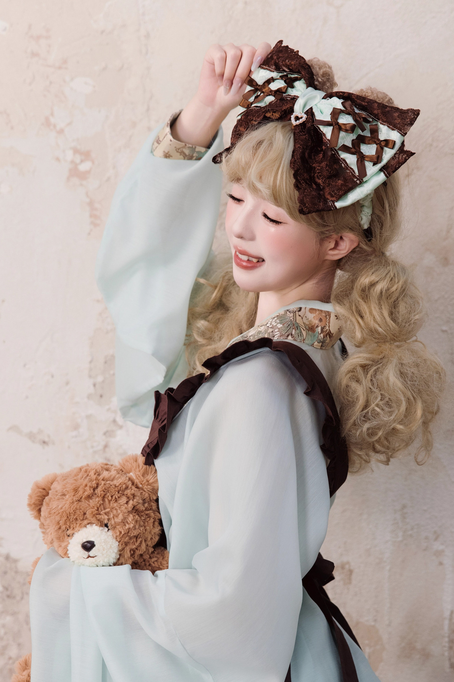 Kleines Bär-Dessert-Haus-Kleid + Rock + Schürze + Brosche + Überrock