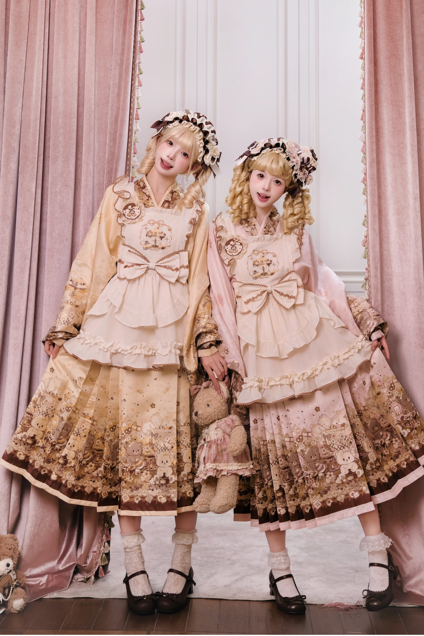 Kleines Bär-Dessert-Haus Kleid + Rock + Schürze + Brosche + Überrock