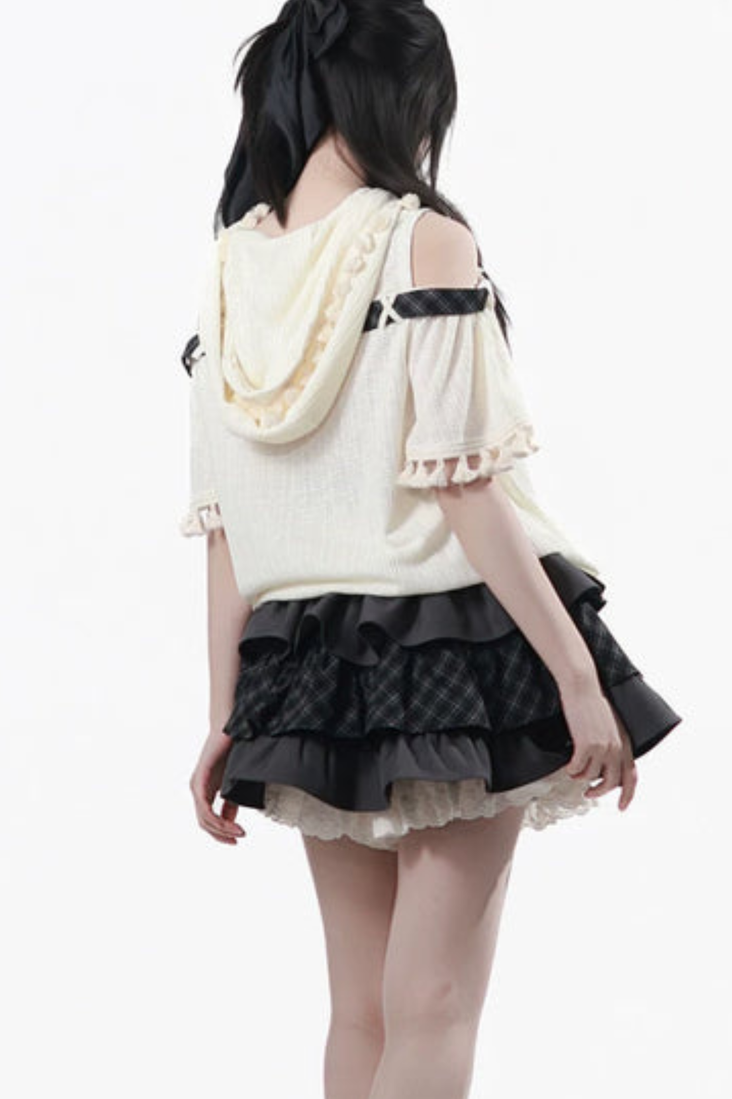 Schulterfreies Kapuzenoberteil + Rüschenoberteil + Stufenrock + Unterhemd