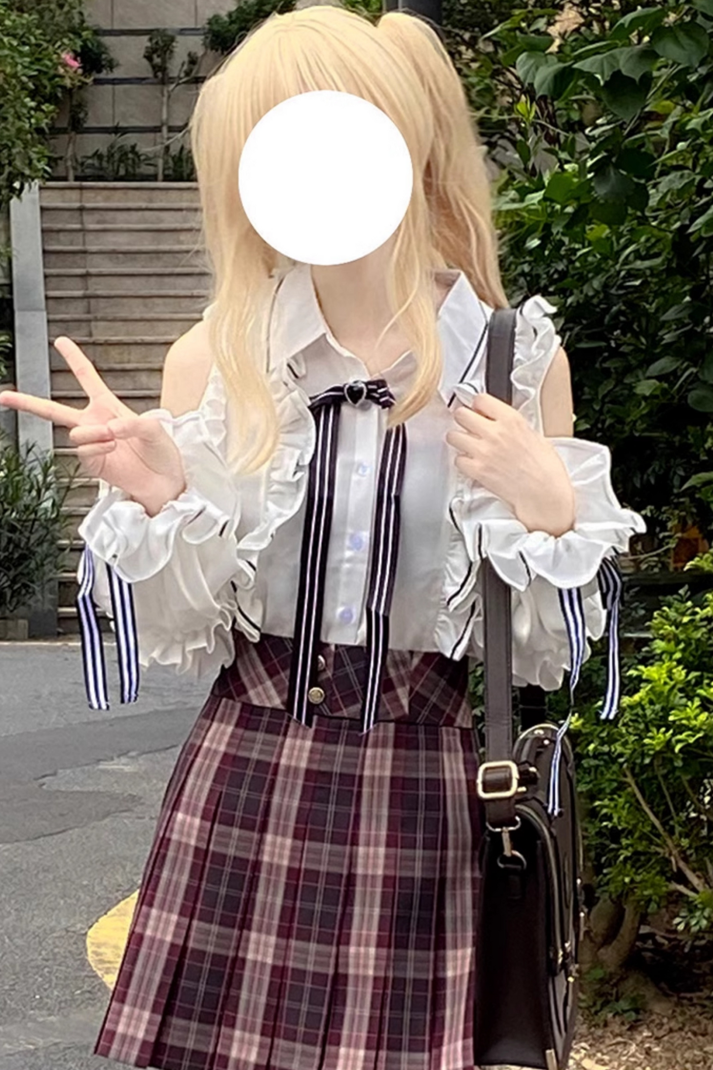フリルオフショルダーシャツ+チェックスカート+リボン