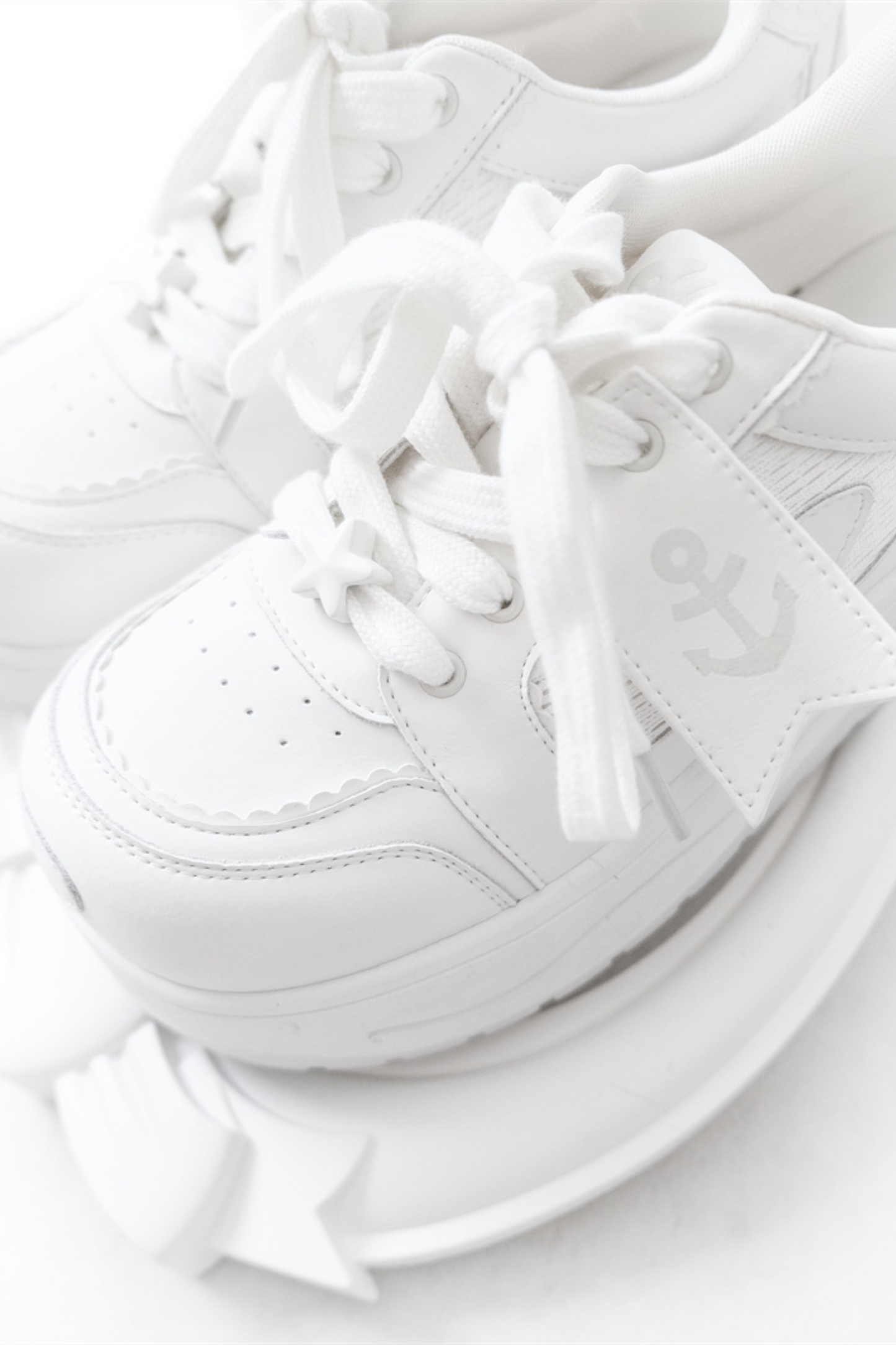 タグデザイン厚底シューズ