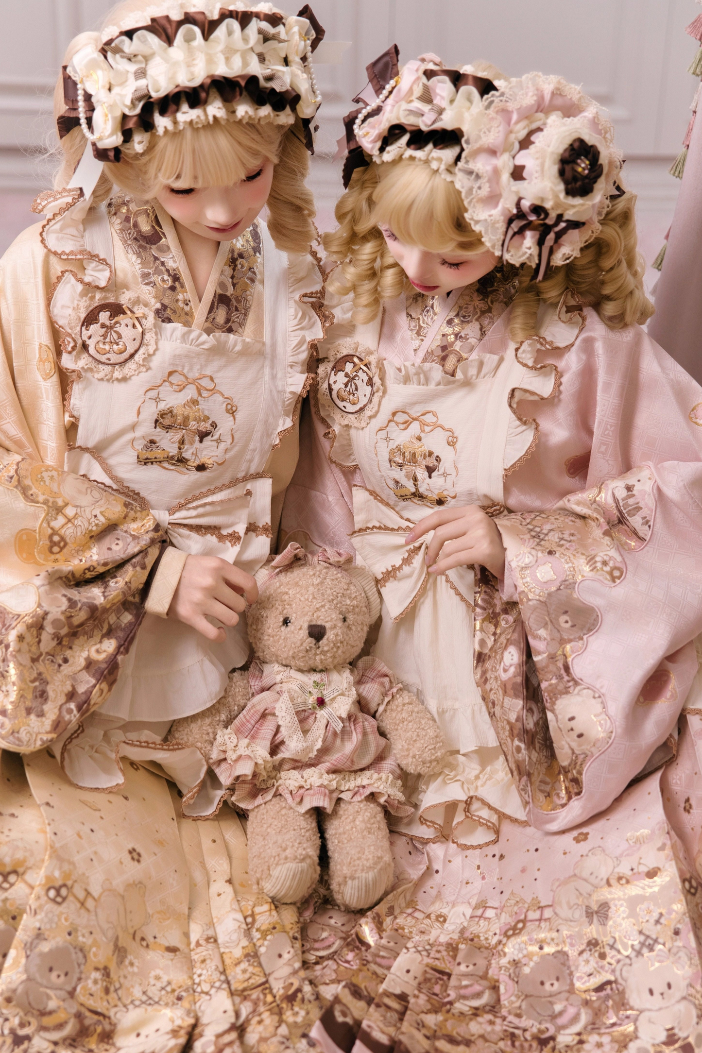 Kleines Bär-Dessert-Haus Kleid + Rock + Schürze + Brosche + Überrock