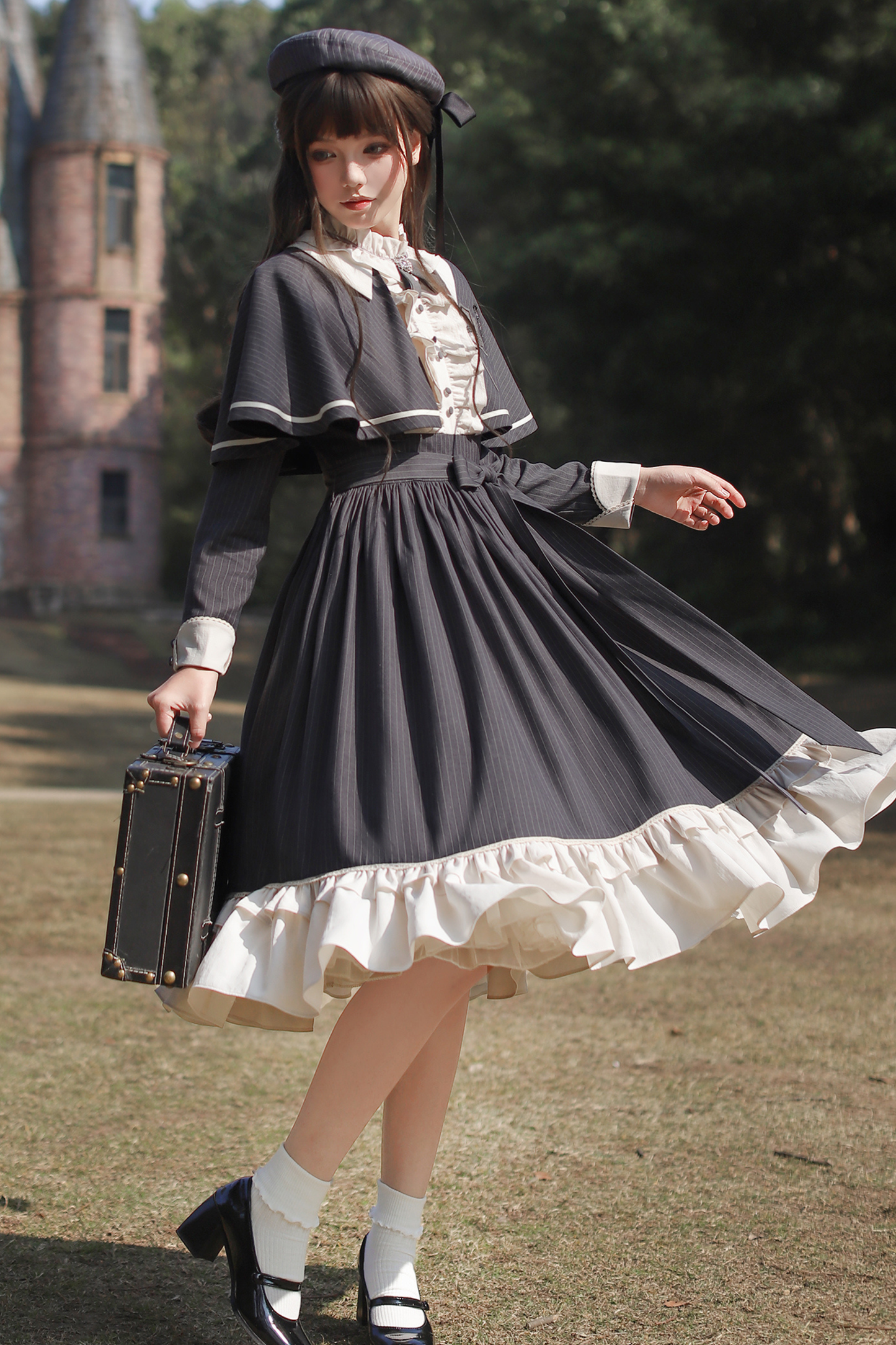 エレガントクラドレス+ケープ+蝶ネクタイ+ベレー帽+バッジ