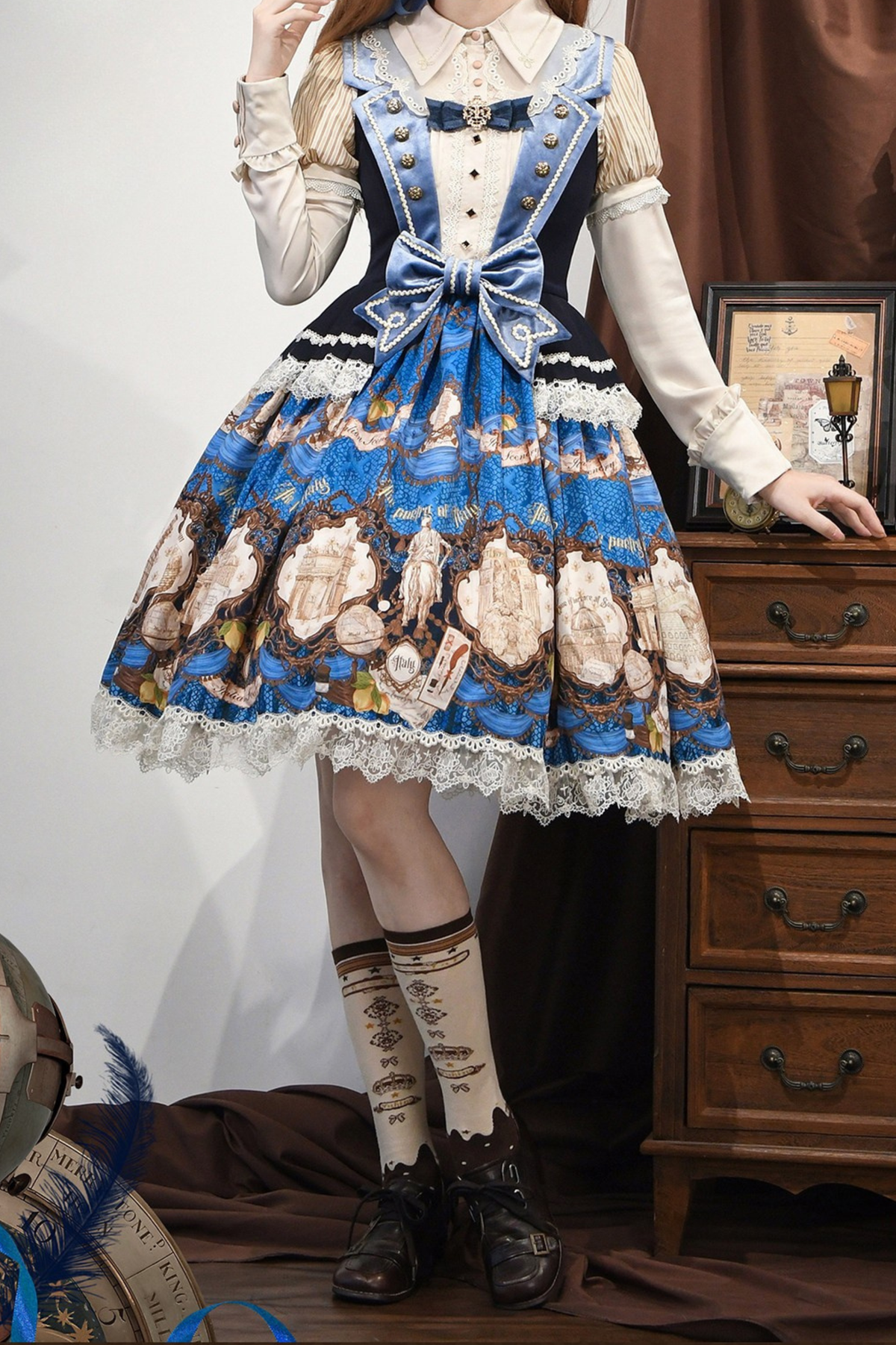 [Reservation Deadline: November 6] Navy Blue/Brown Classic Italian Travel Diary Lolita Vintage Print Bow Bustier JSK Dress with Metal Buttons & Lace Detail