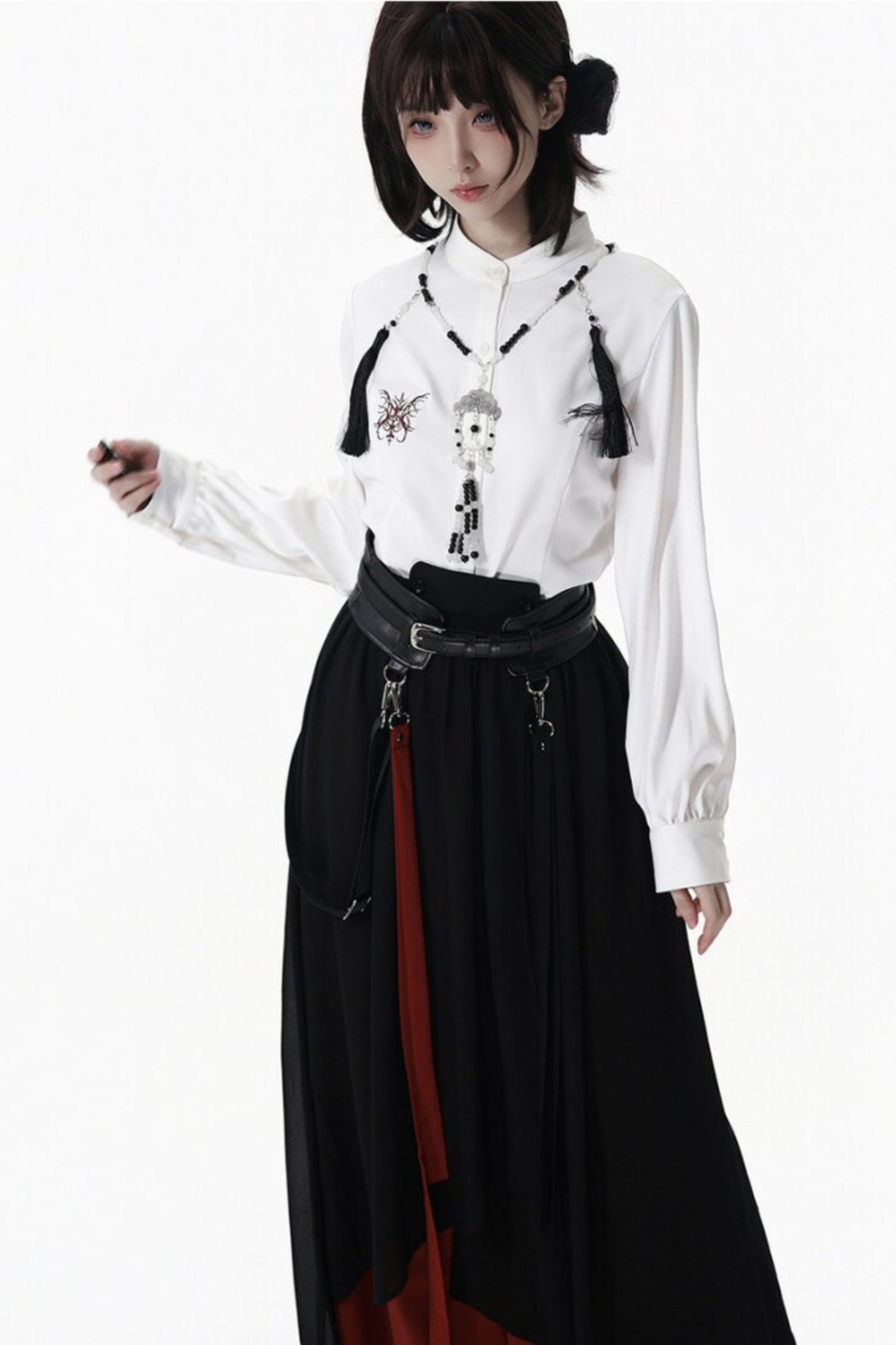 Dunkle China-Jacke + Hemd + Hose + Gürtel + Halskette