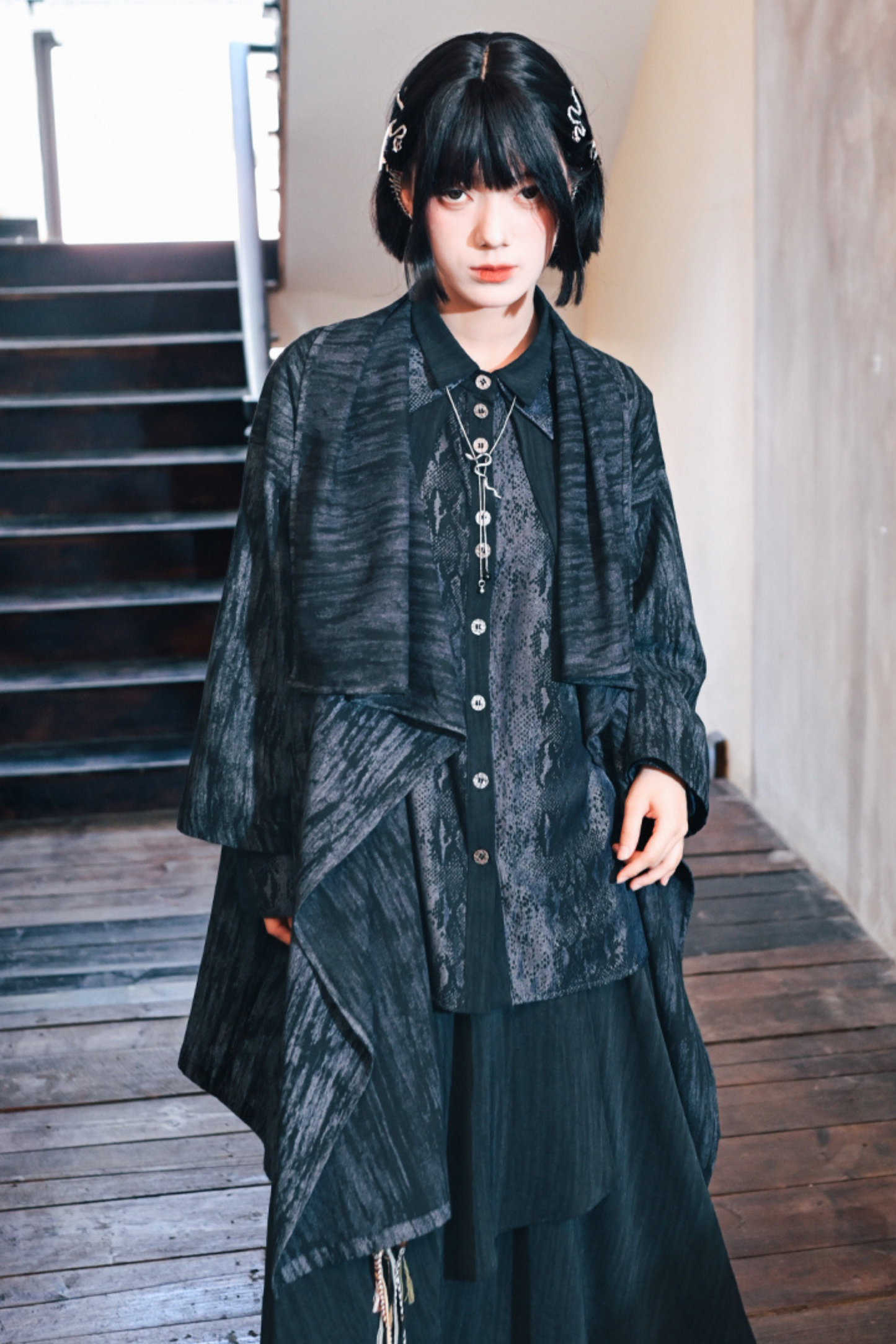 スケールシックケープトップス