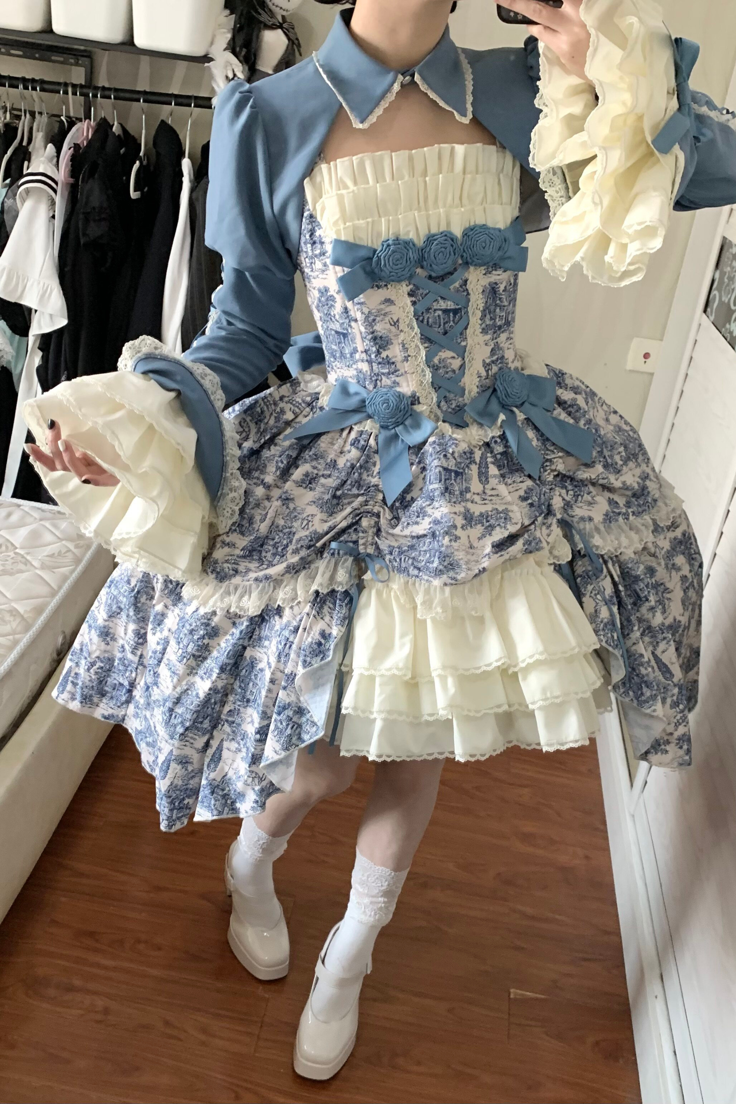 [Vorbestellfrist: 1. Maerz] Eleganter Asiatischer Lolita Traegerrock + Oberteil + Flache Muetze