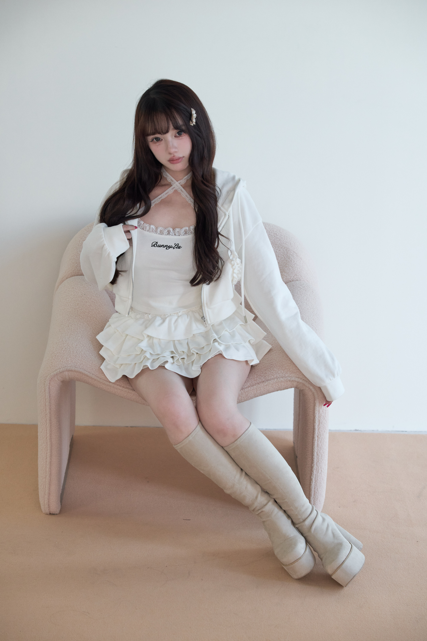 Hooded hoodie + camisole + ruffled skirt