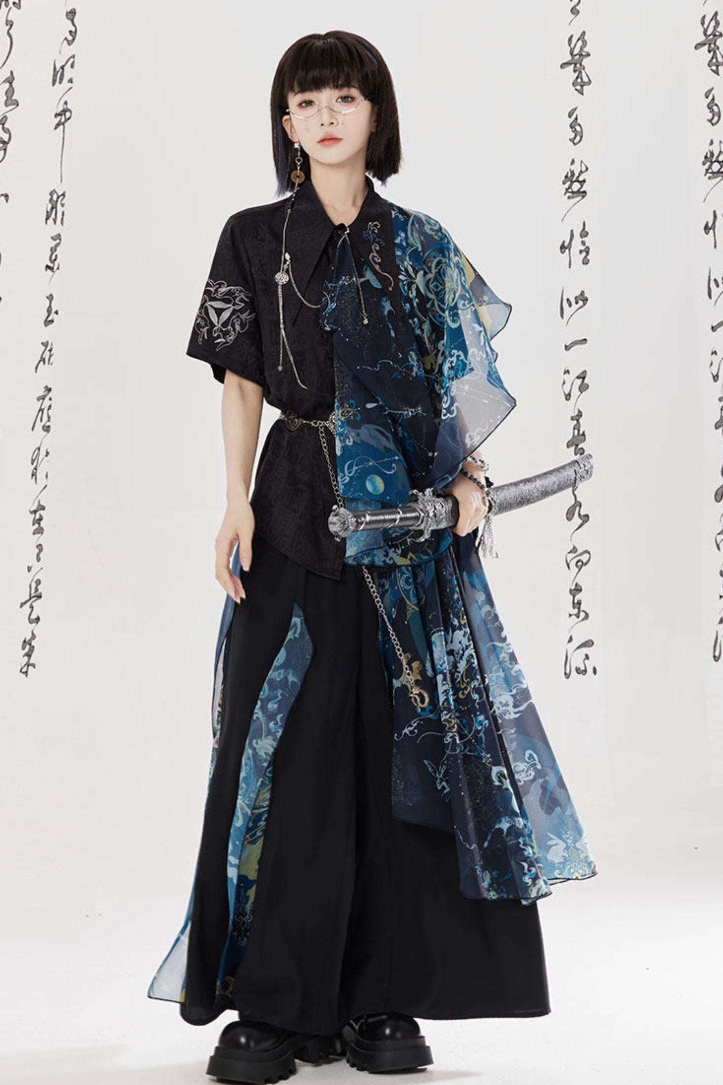 ダークチャイナシャツ+ワイドレッグパンツ+チェーン+ベルト