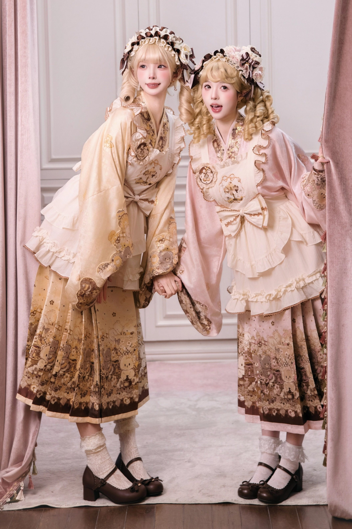 Kleines Bär-Dessert-Haus Kleid + Rock + Schürze + Brosche + Überrock