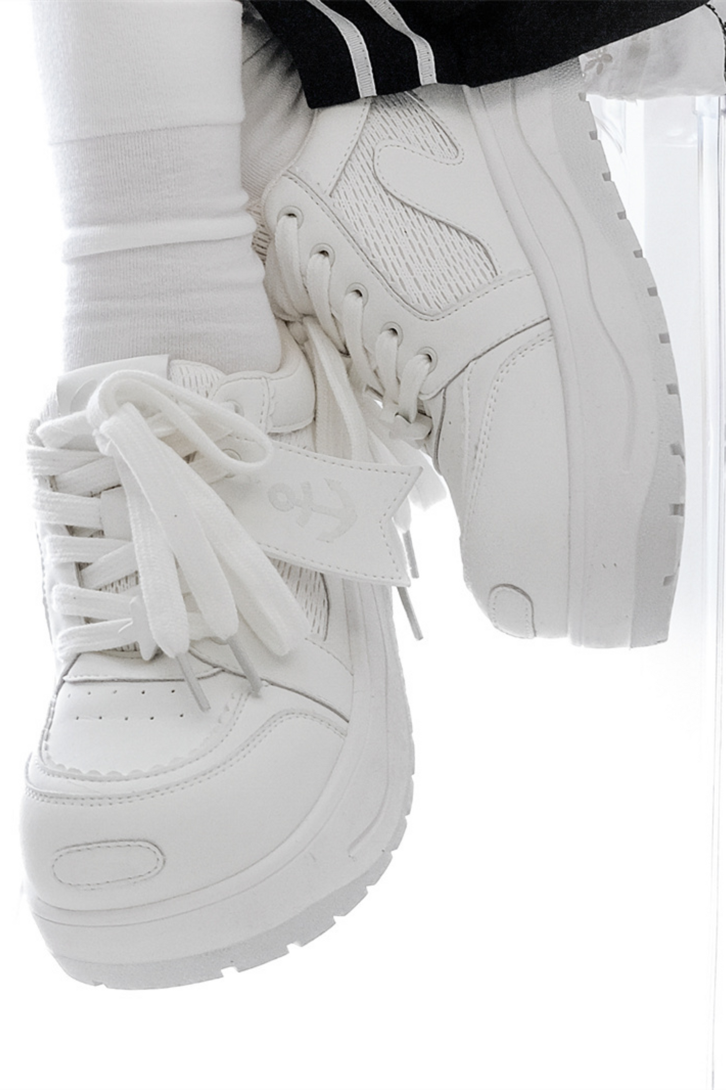 タグデザイン厚底シューズ