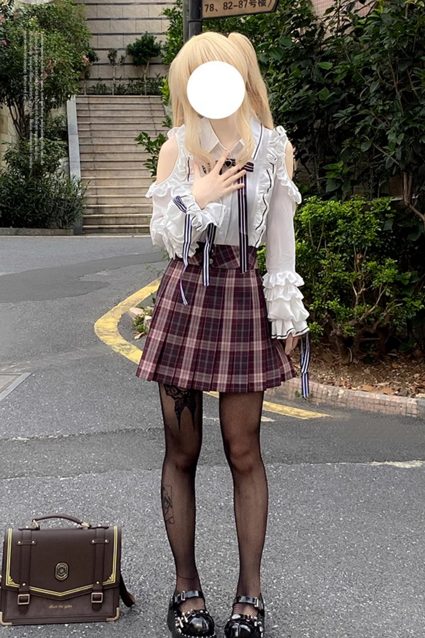 フリルオフショルダーシャツ+チェックスカート+リボン