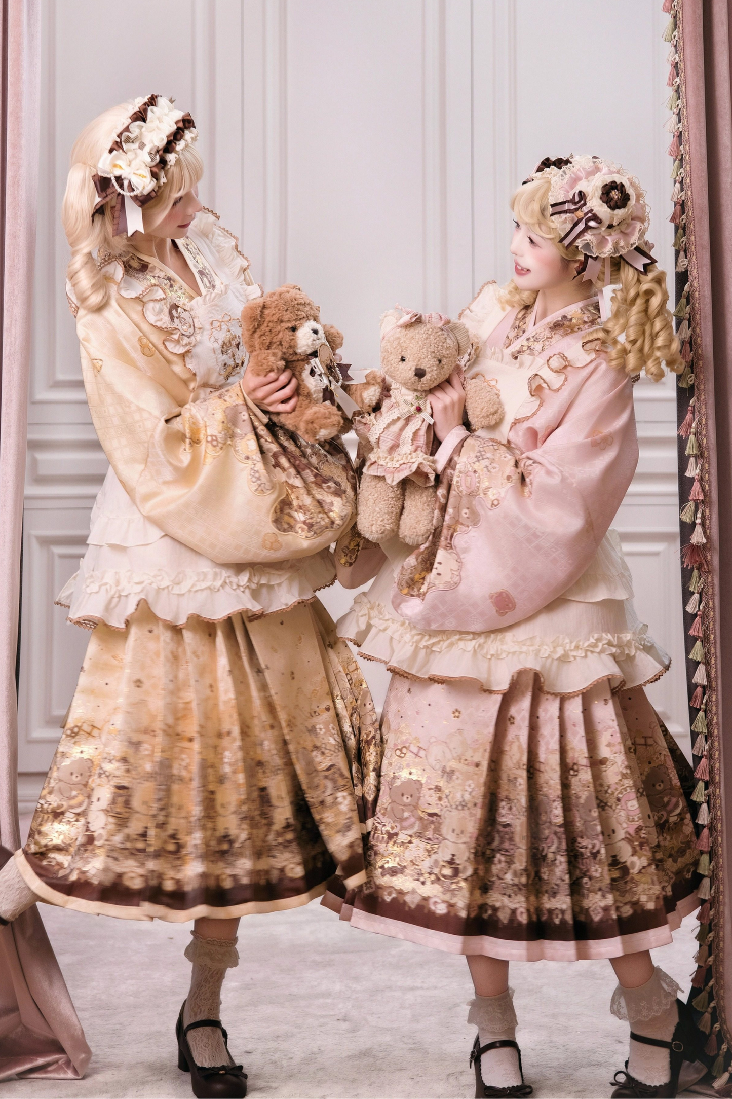 Kleines Bär-Dessert-Haus Kleid + Rock + Schürze + Brosche + Überrock