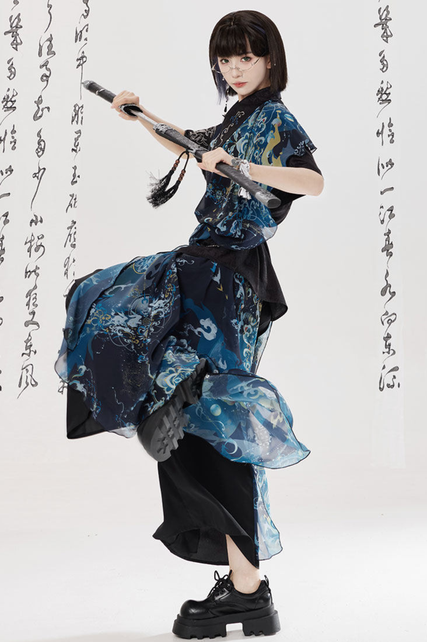 ダークチャイナシャツ+ワイドレッグパンツ+チェーン+ベルト