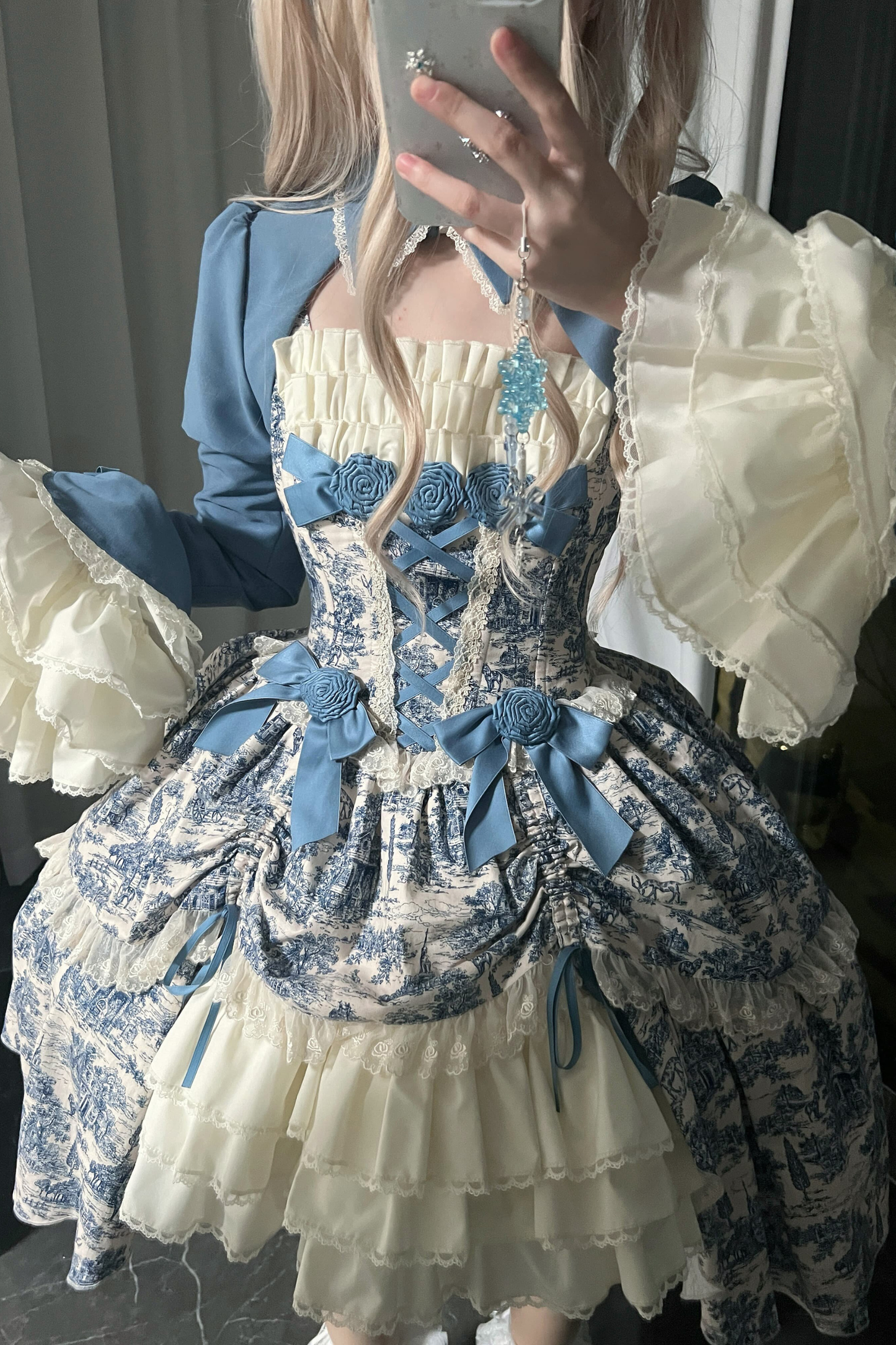 [Vorbestellfrist: 1. Maerz] Eleganter Asiatischer Lolita Traegerrock + Oberteil + Flache Muetze