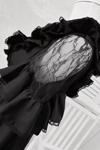 Kleid mit schulterfreiem Spitzendesign + Kurze Hose