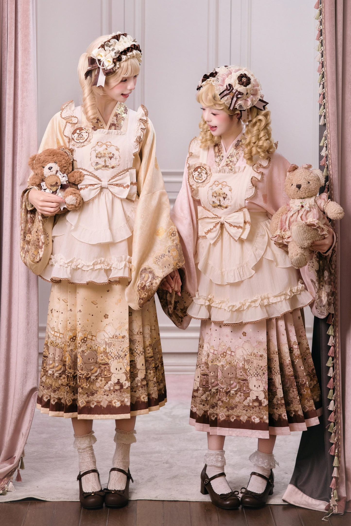 Kleines Bär-Dessert-Haus Kleid + Rock + Schürze + Brosche + Überrock