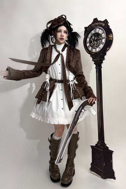 [Reservierungsschluss 6. November] Kurze Jacke im braunen Steampunk- und schwarzen Gothic-Mode-Stil aus Samt mit Rüschenbesatz, Herzmotiv und Manschettendekor