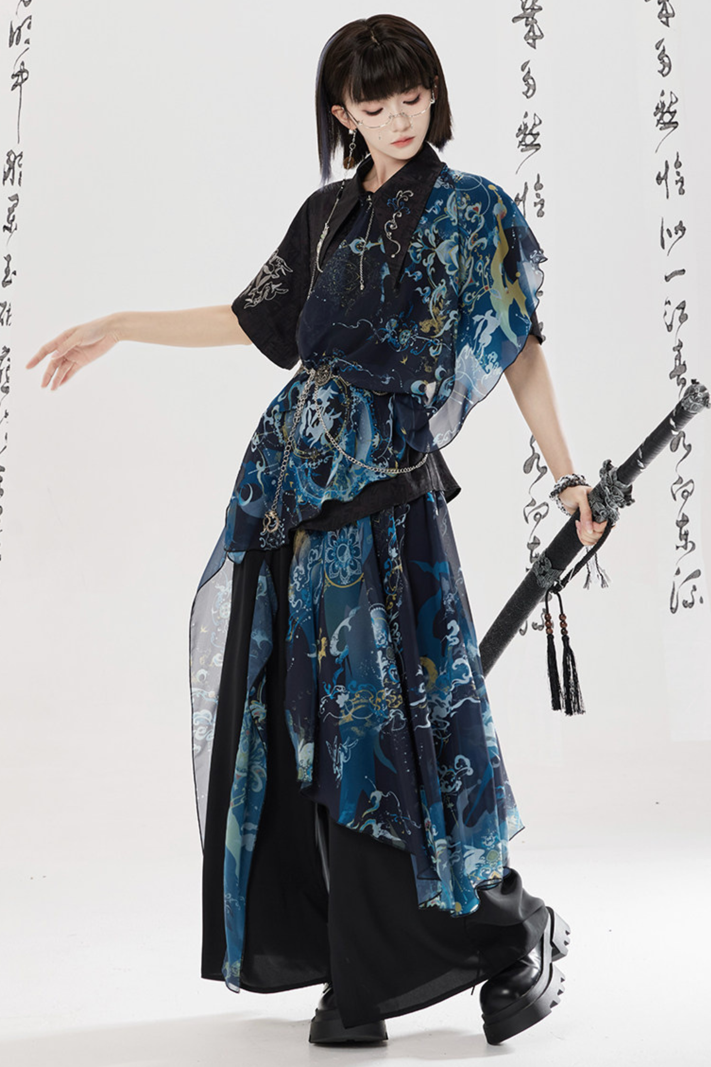 ダークチャイナシャツ+ワイドレッグパンツ+チェーン+ベルト