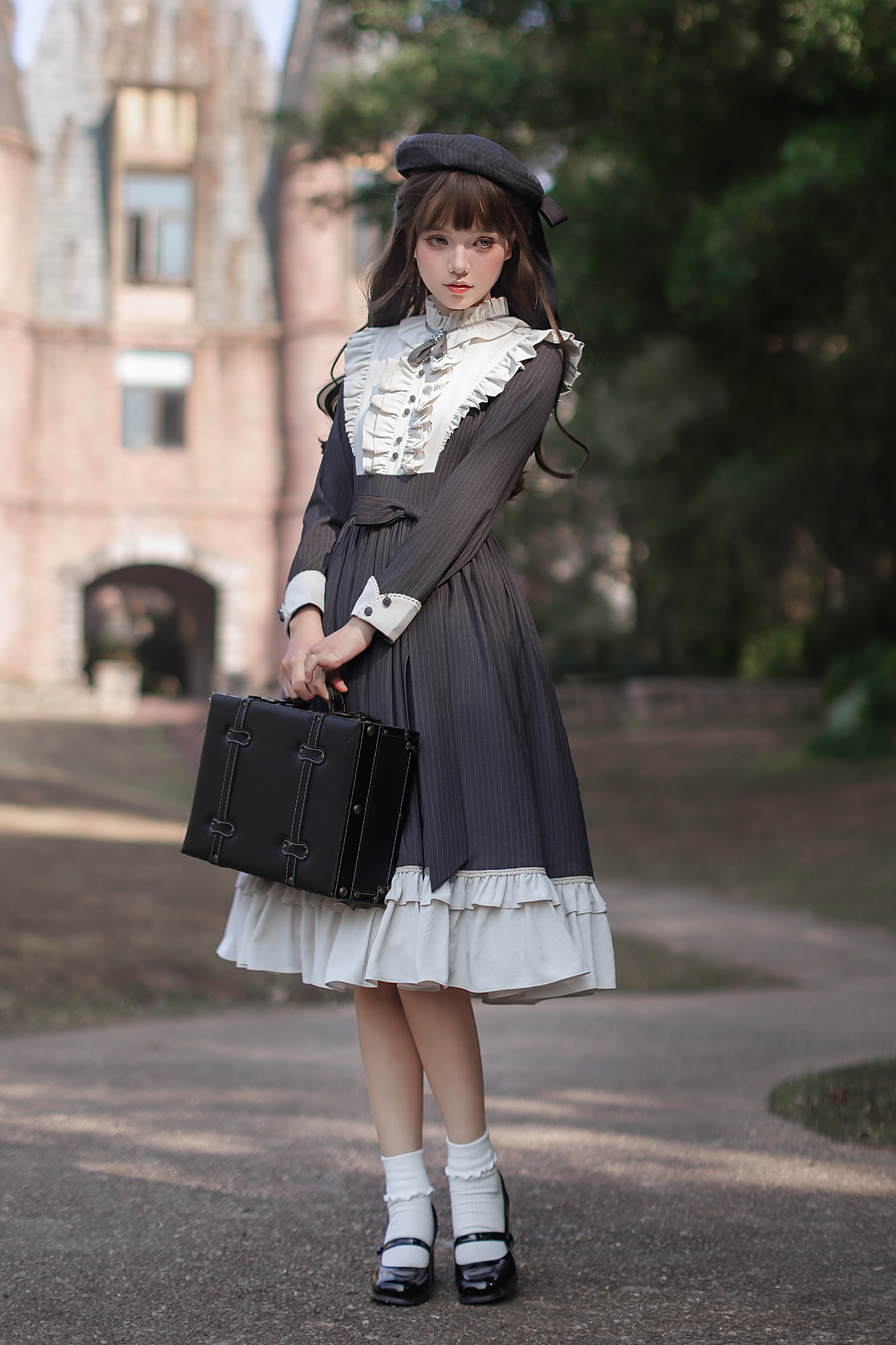 エレガントクラドレス+ケープ+蝶ネクタイ+ベレー帽+バッジ