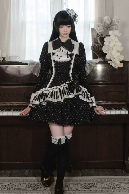 [Reservierungsschluss 22. Oktober] Schwarz gepunktetes Gothic-Lolita-Rüschenkleid mit asymmetrischem Design, Klaviertasten- und Musiknotenmotiv sowie Klaviertasten-Spitzenfliege