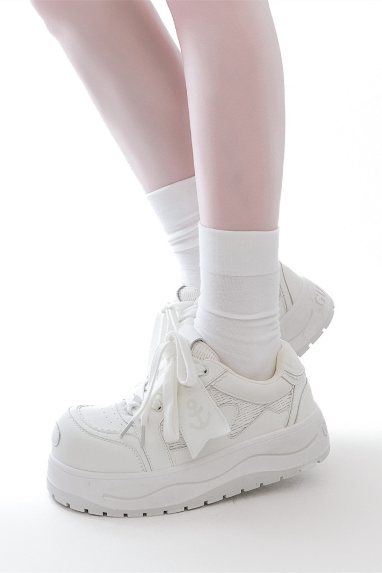 タグデザイン厚底シューズ