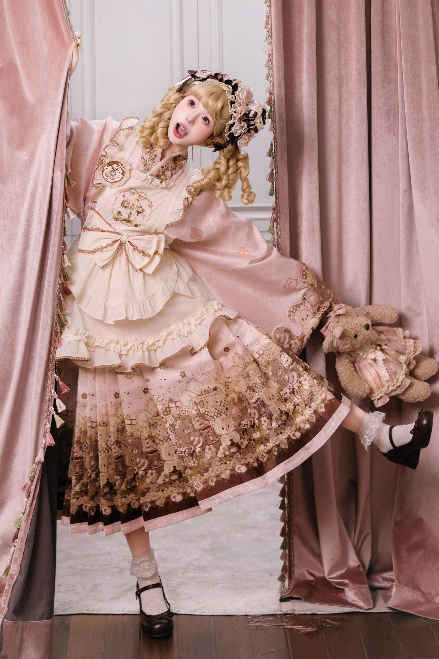 Kleines Bär-Dessert-Haus Kleid + Rock + Schürze + Brosche + Überrock