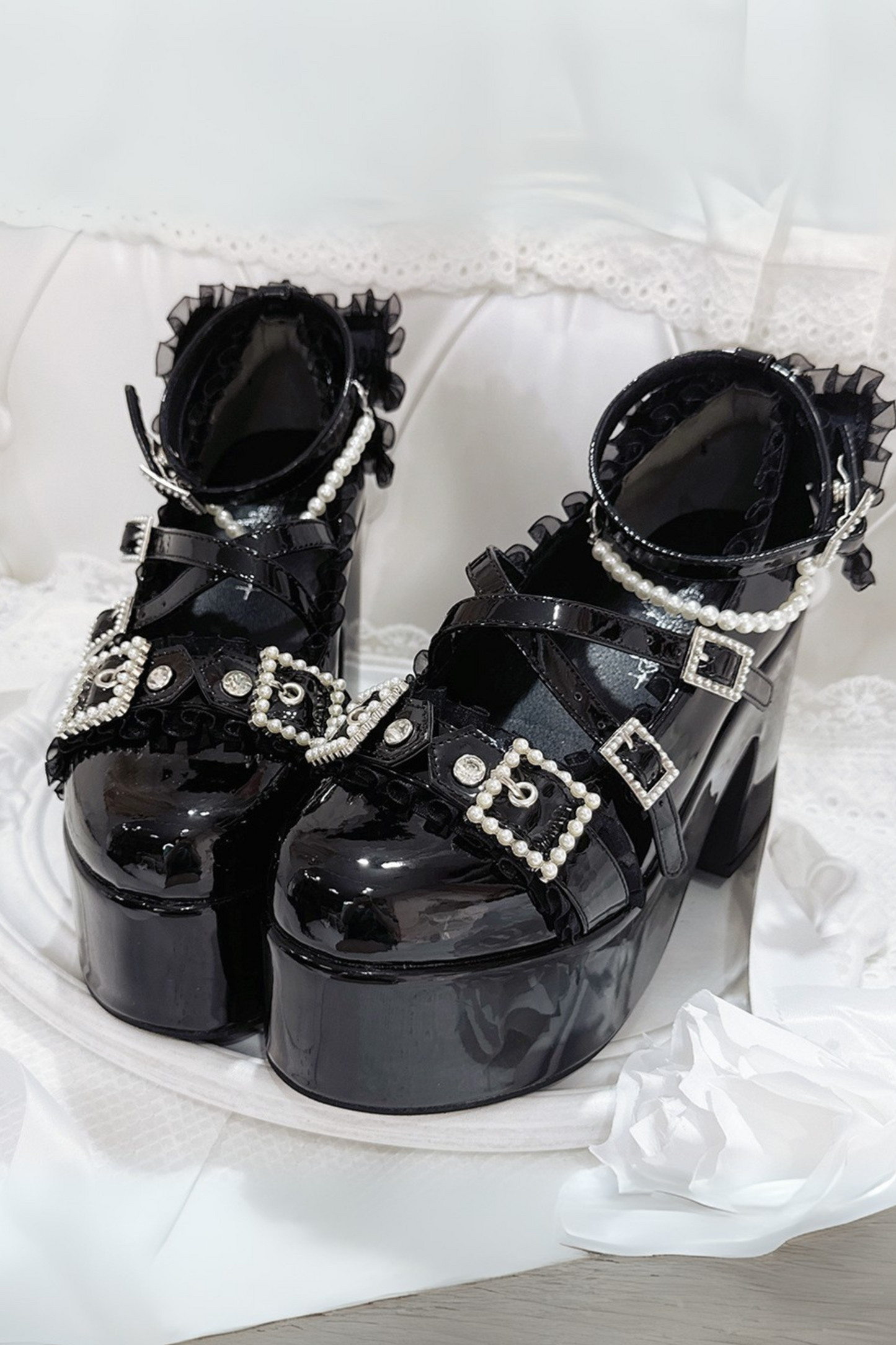 クロスベルトデザインシャイニーシューズ