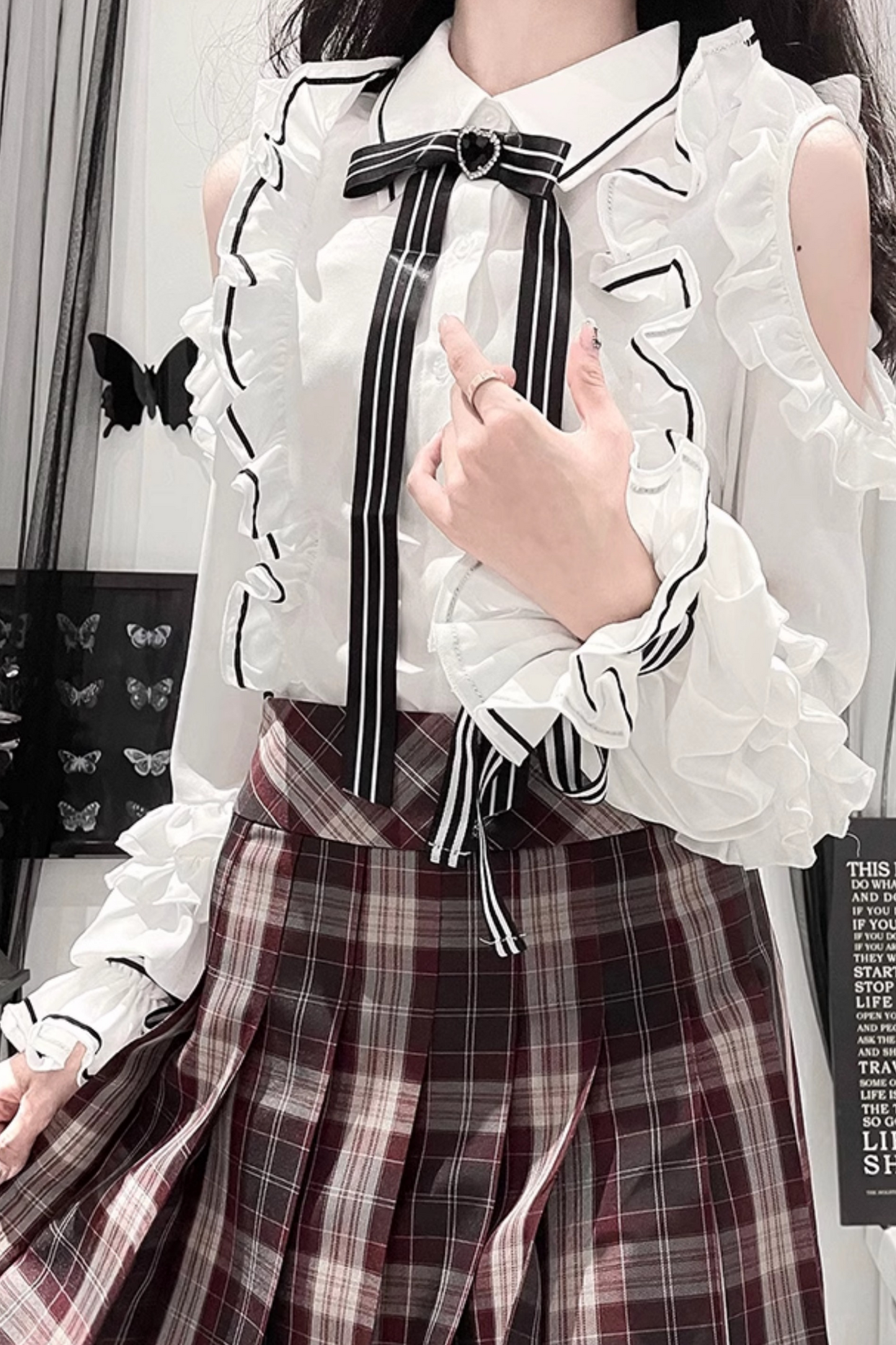 フリルオフショルダーシャツ+チェックスカート+リボン