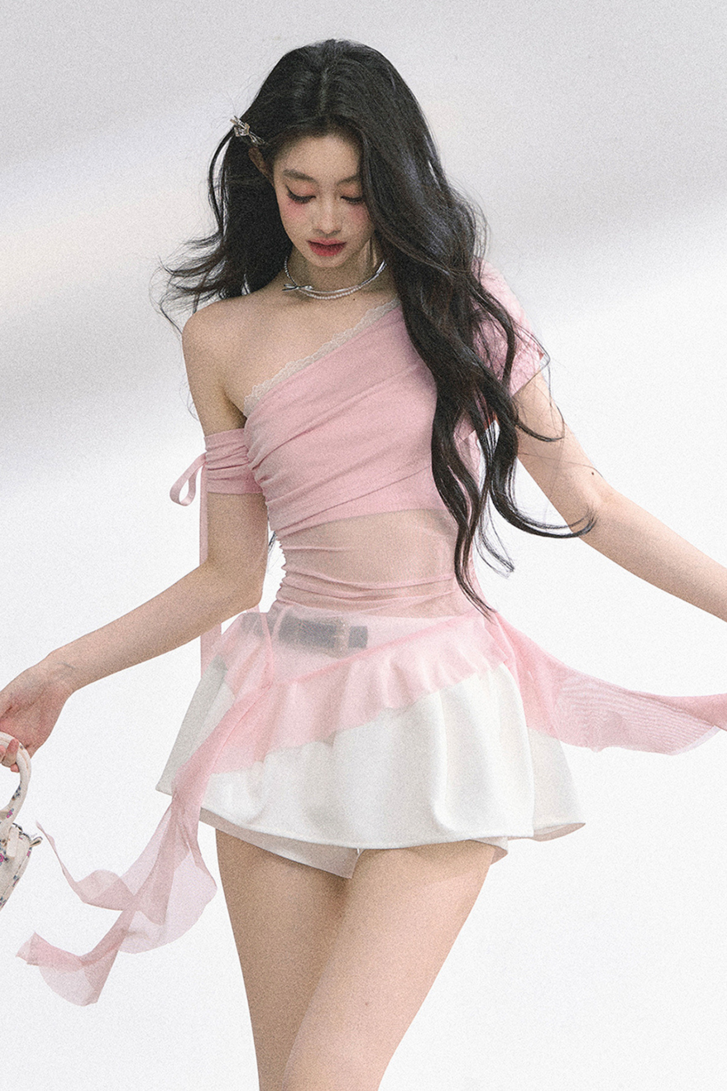 シアーオフショルダートップス