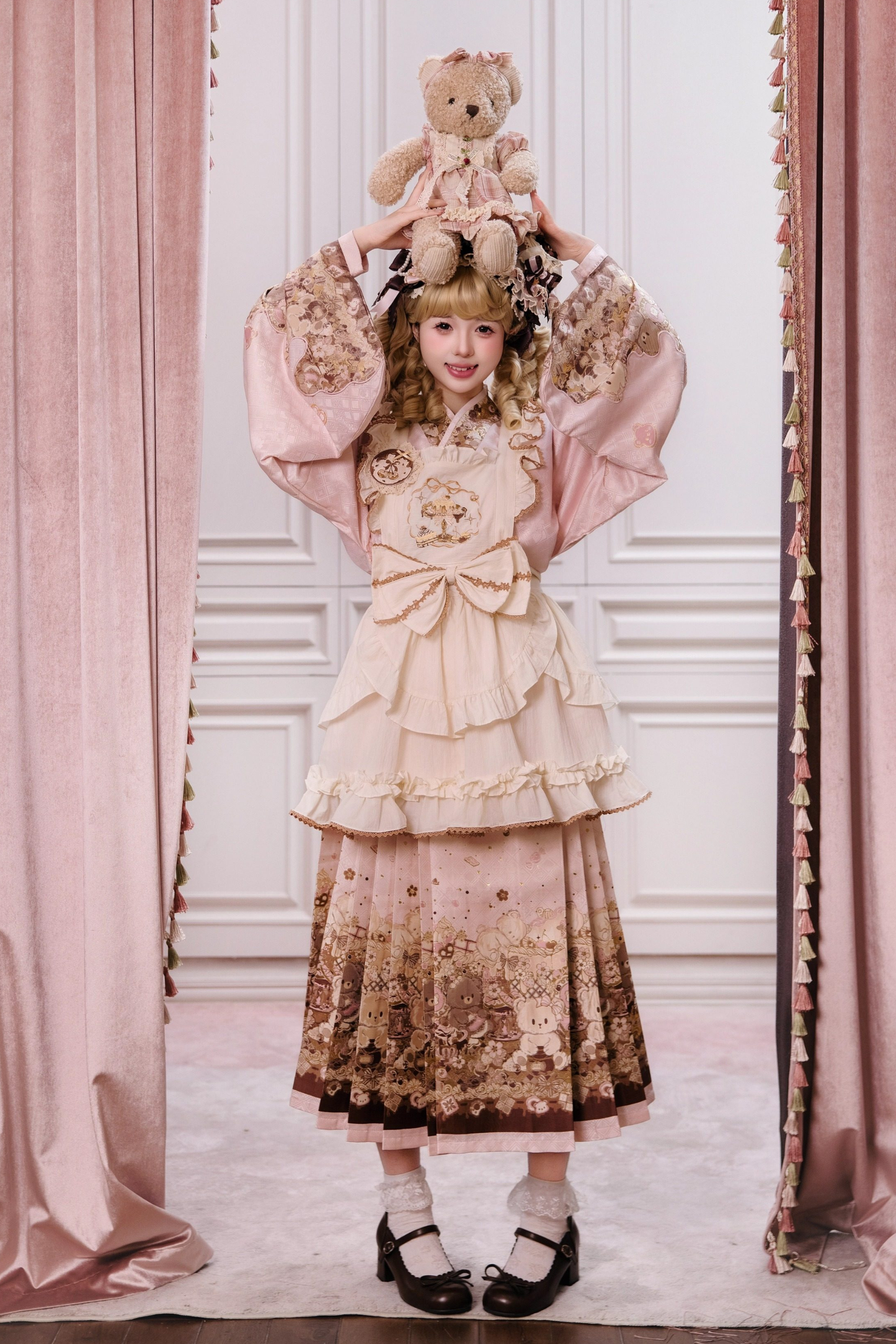 Kleines Bär-Dessert-Haus Kleid + Rock + Schürze + Brosche + Überrock