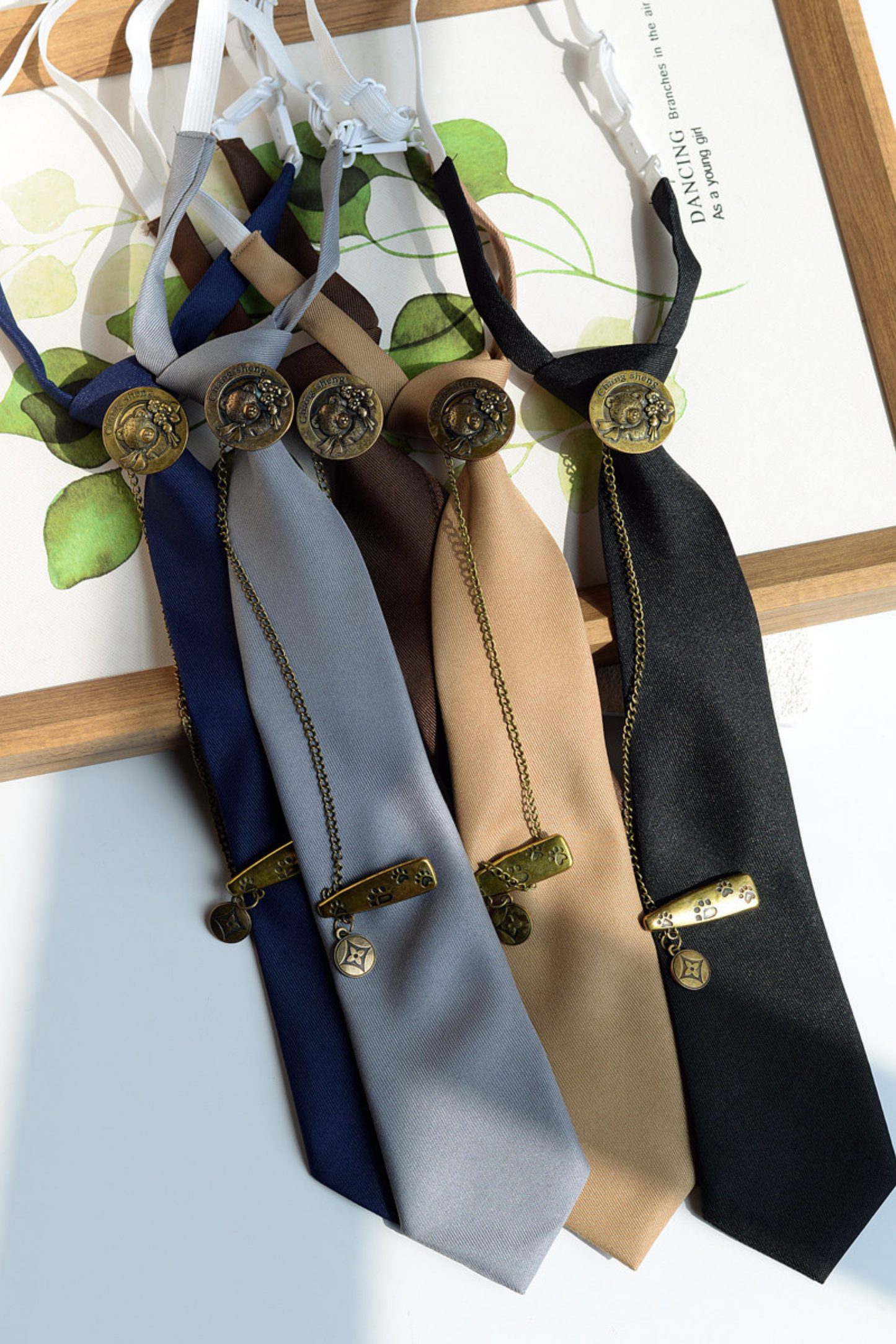 Bare Button Mode Necktie