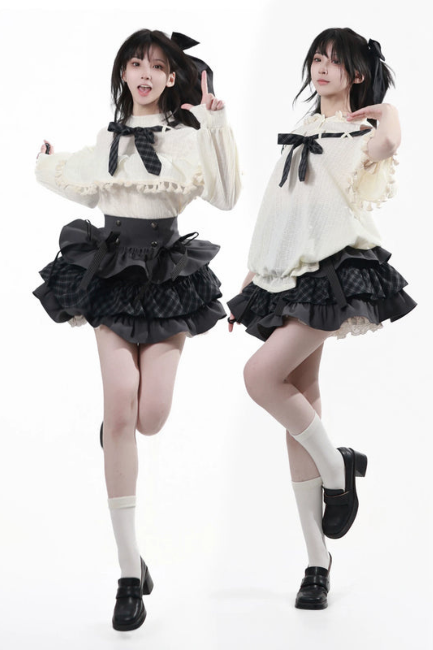 Schulterfreies Kapuzenoberteil + Rüschenoberteil + Stufenrock + Unterhemd